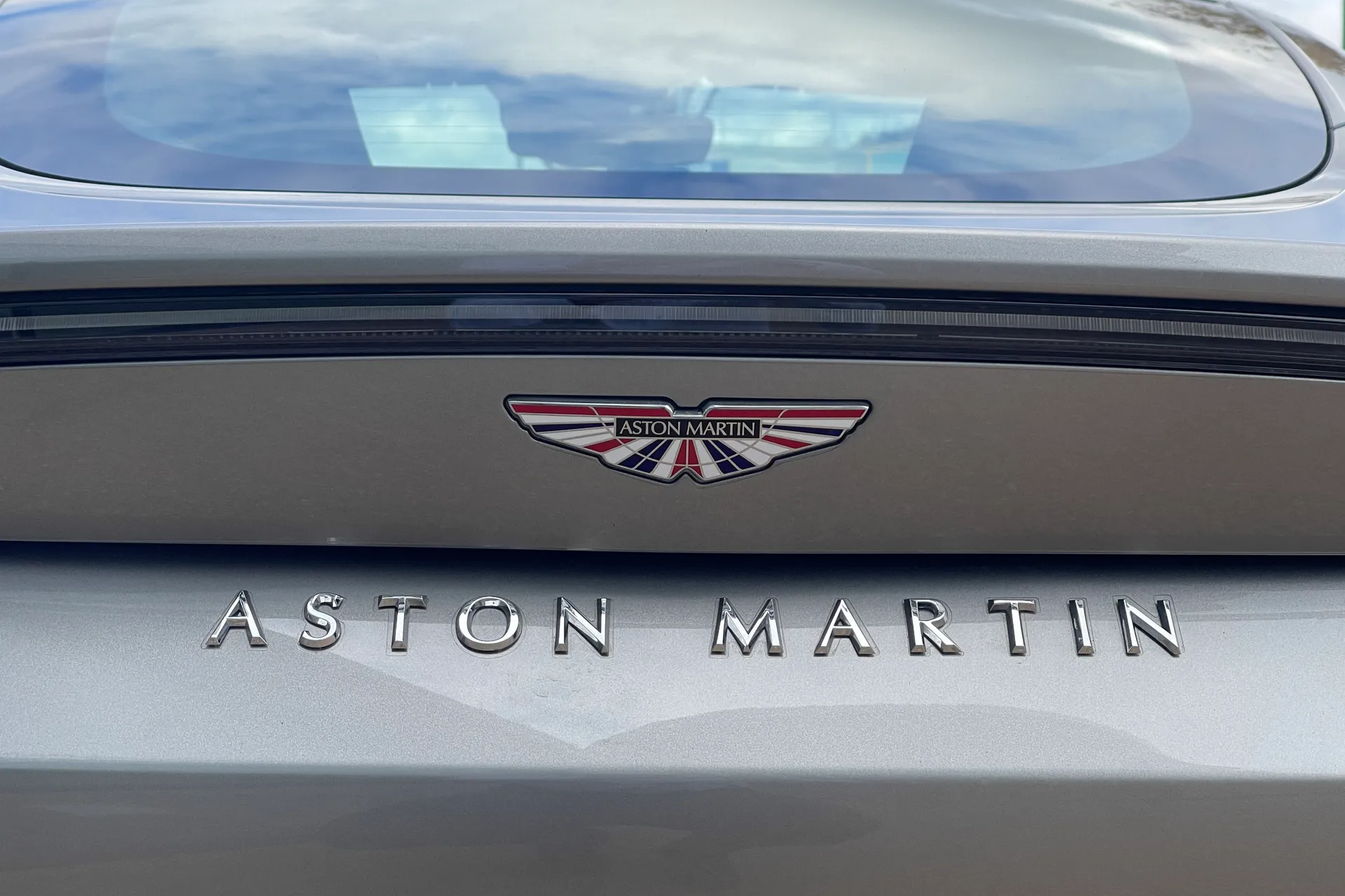 Aston Martin VANTAGE V12 AUTO thumbnail image number 31