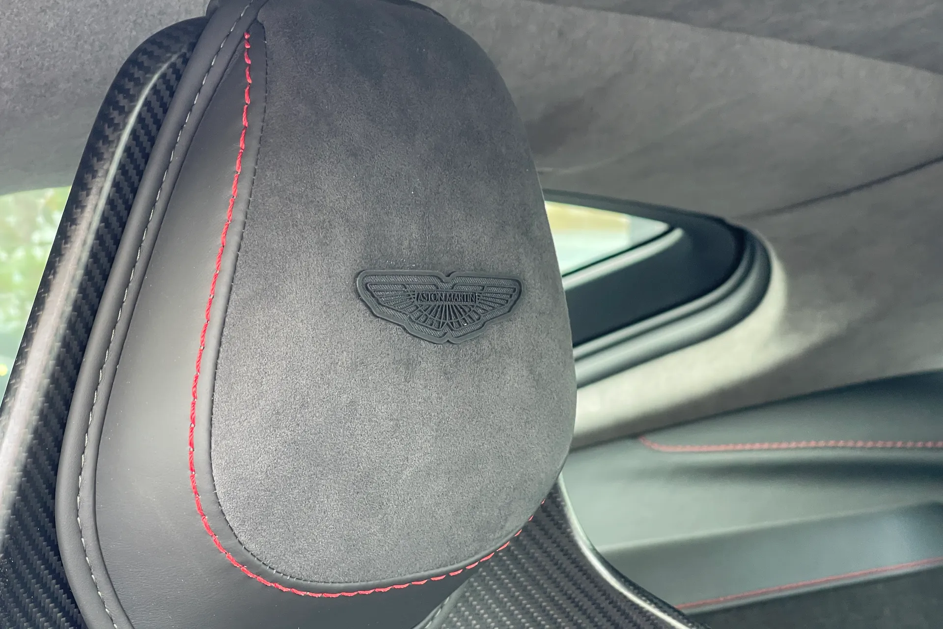 Aston Martin VANTAGE V12 AUTO thumbnail image number 5