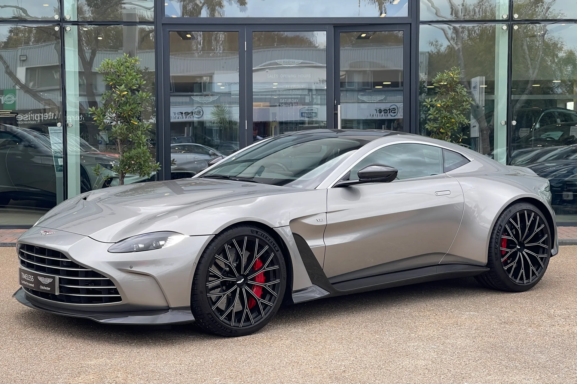 Aston Martin VANTAGE V12 AUTO thumbnail image number 13