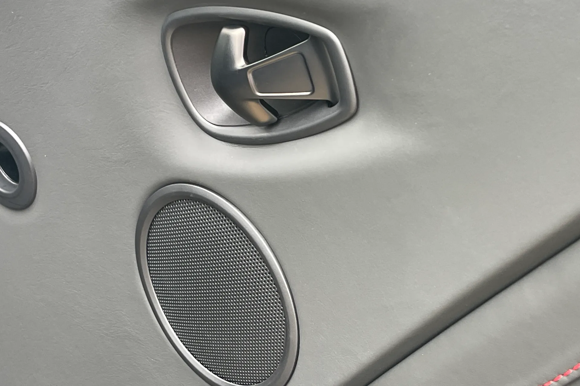 Aston Martin VANTAGE V12 AUTO thumbnail image number 59