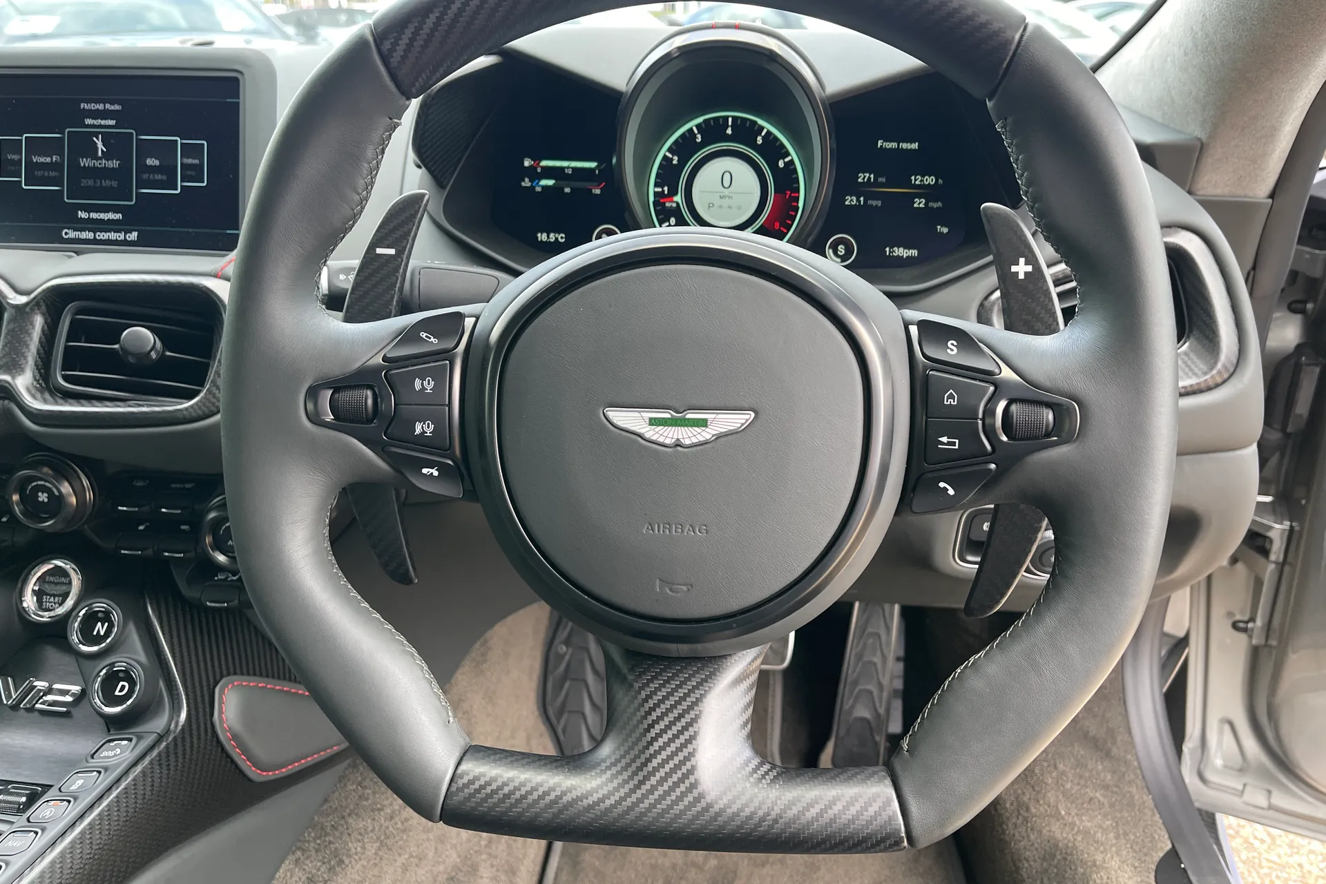 Aston Martin VANTAGE V12 AUTO thumbnail image number 11