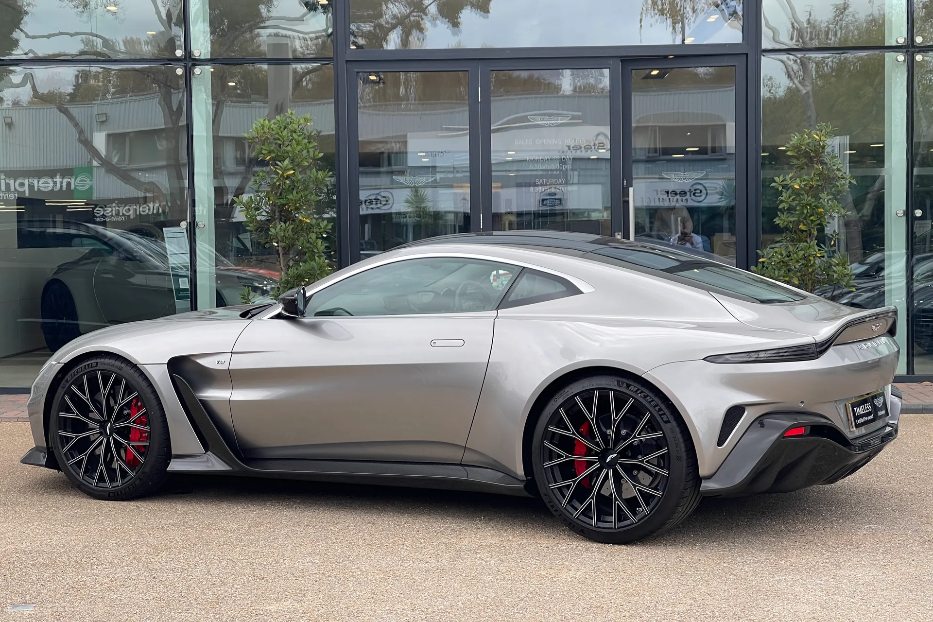 Aston Martin VANTAGE V12 AUTO thumbnail image number 2