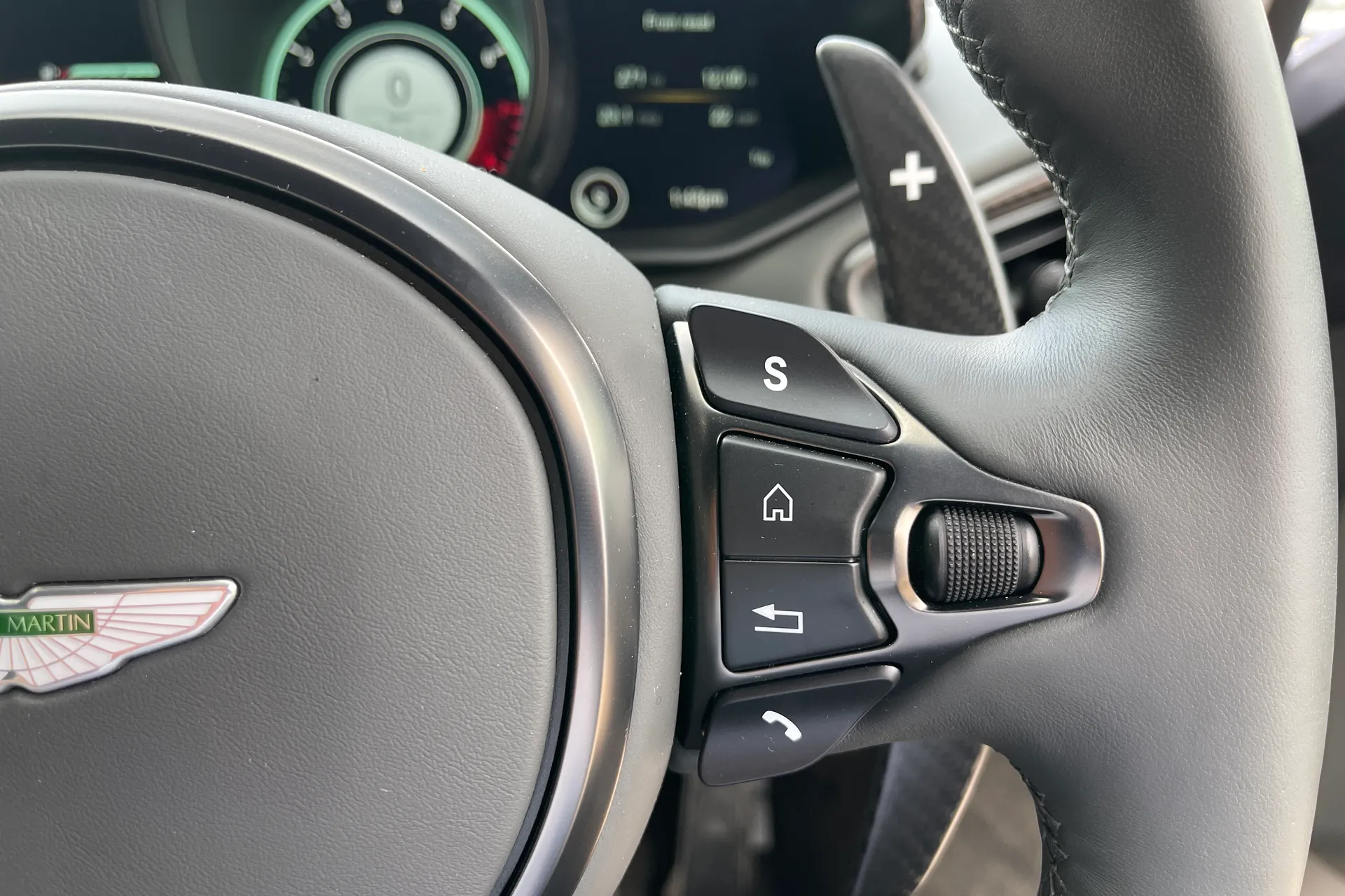 Aston Martin VANTAGE V12 AUTO thumbnail image number 48