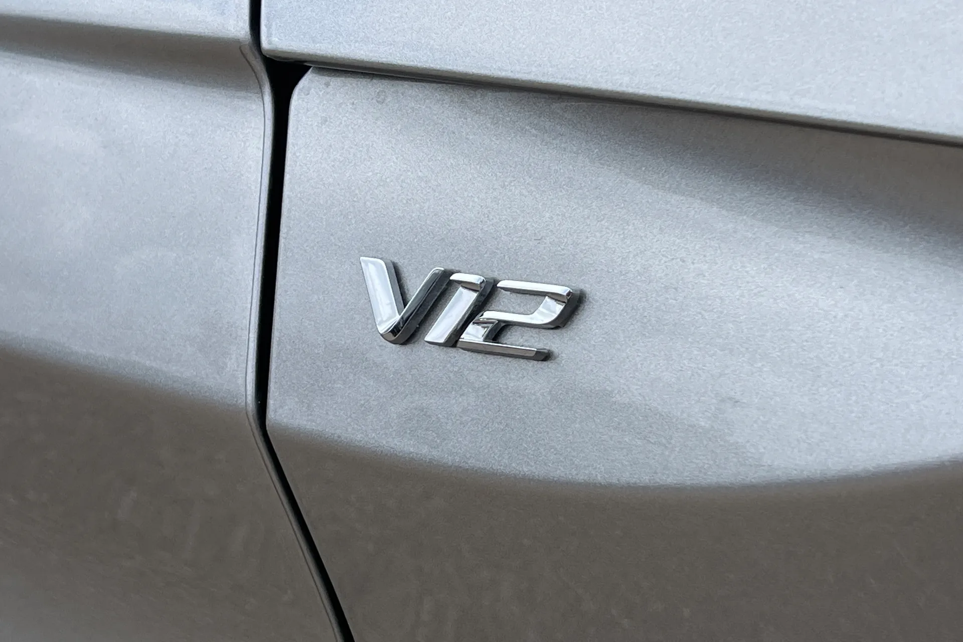 Aston Martin VANTAGE V12 AUTO thumbnail image number 27