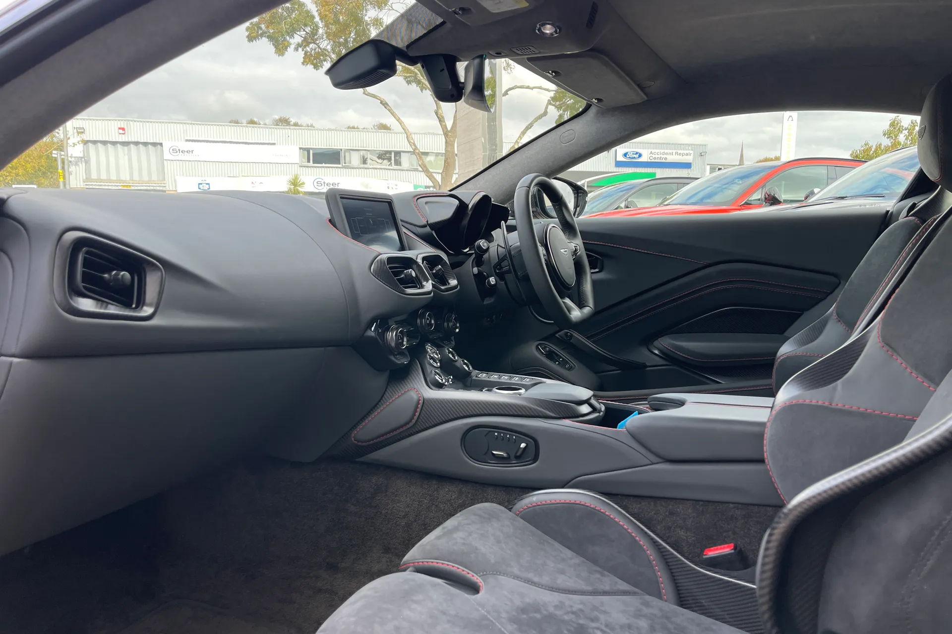 Aston Martin VANTAGE V12 AUTO thumbnail image number 36