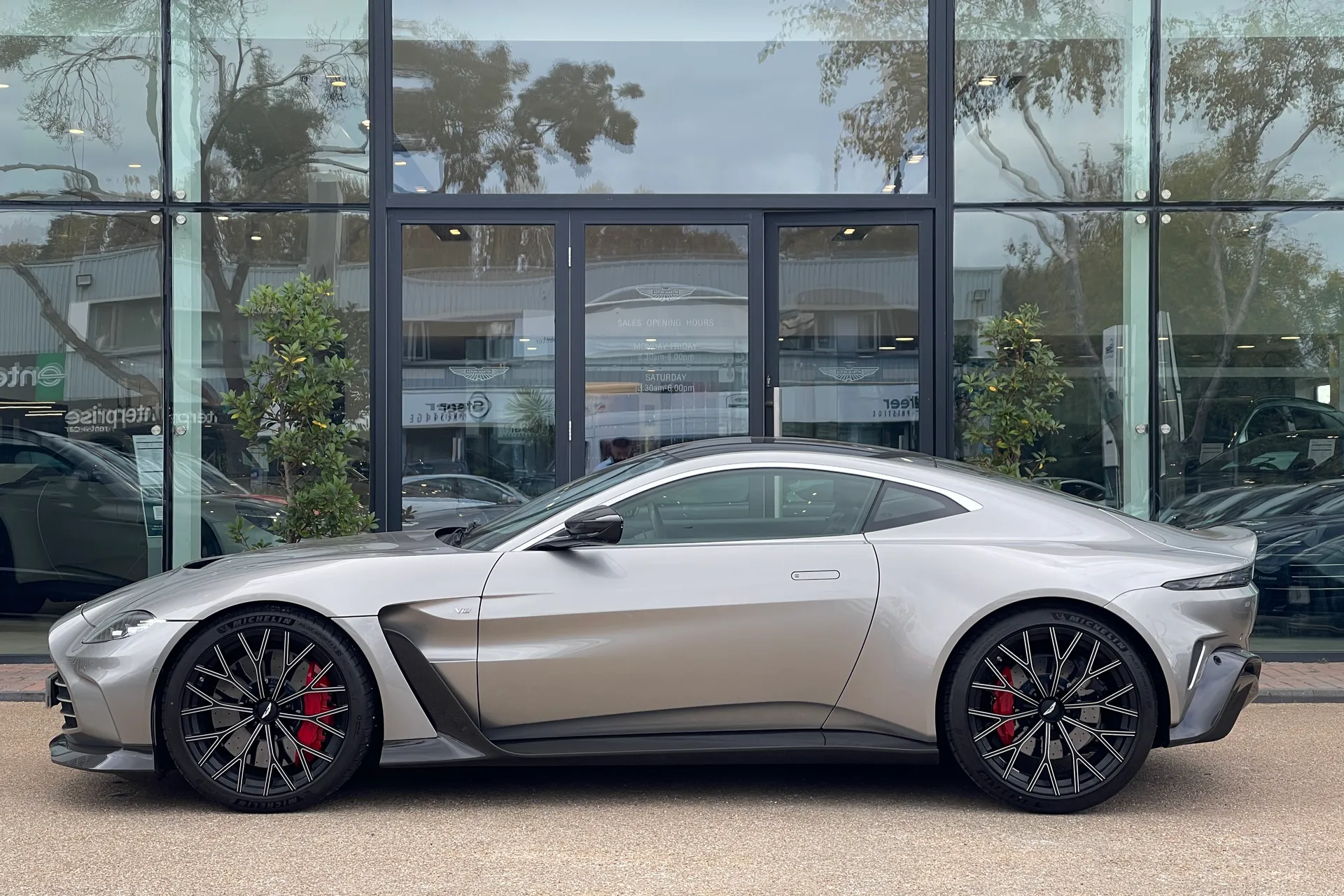 Aston Martin VANTAGE V12 AUTO thumbnail image number 16