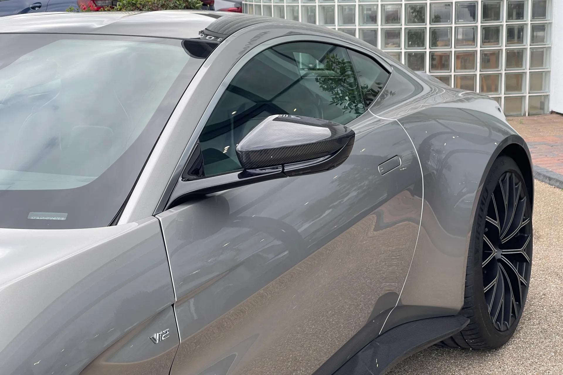 Aston Martin VANTAGE V12 AUTO thumbnail image number 21