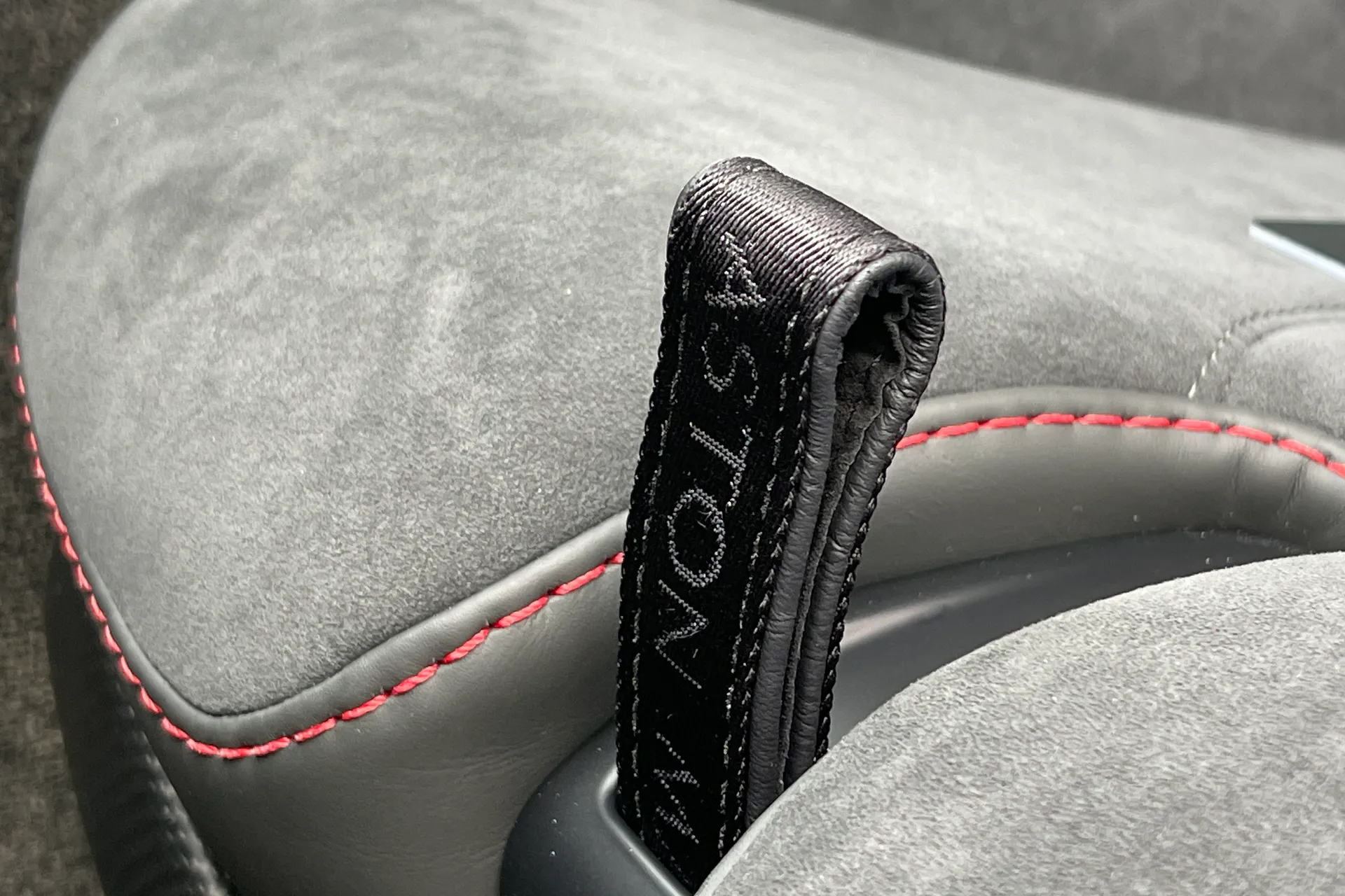 Aston Martin VANTAGE V12 AUTO thumbnail image number 41