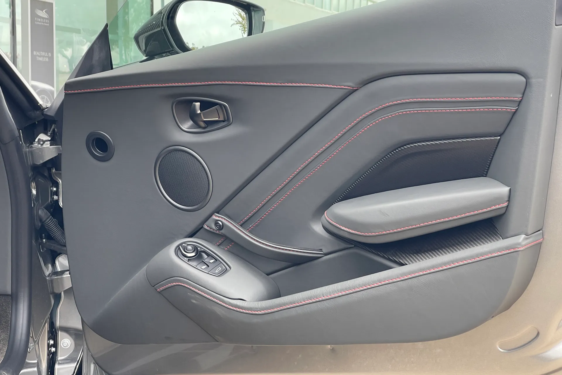 Aston Martin VANTAGE V12 AUTO thumbnail image number 57