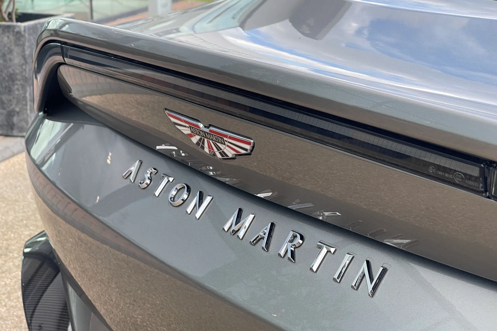 Aston Martin VANTAGE V12 AUTO thumbnail image number 30