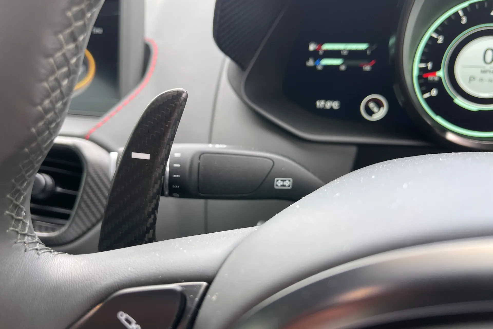 Aston Martin VANTAGE V12 AUTO thumbnail image number 46