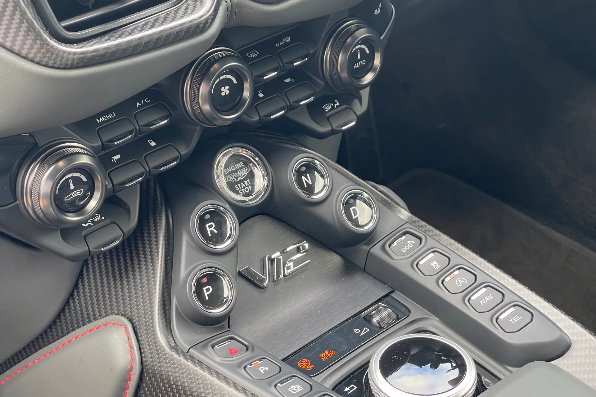 Aston Martin VANTAGE V12 AUTO thumbnail image number 38