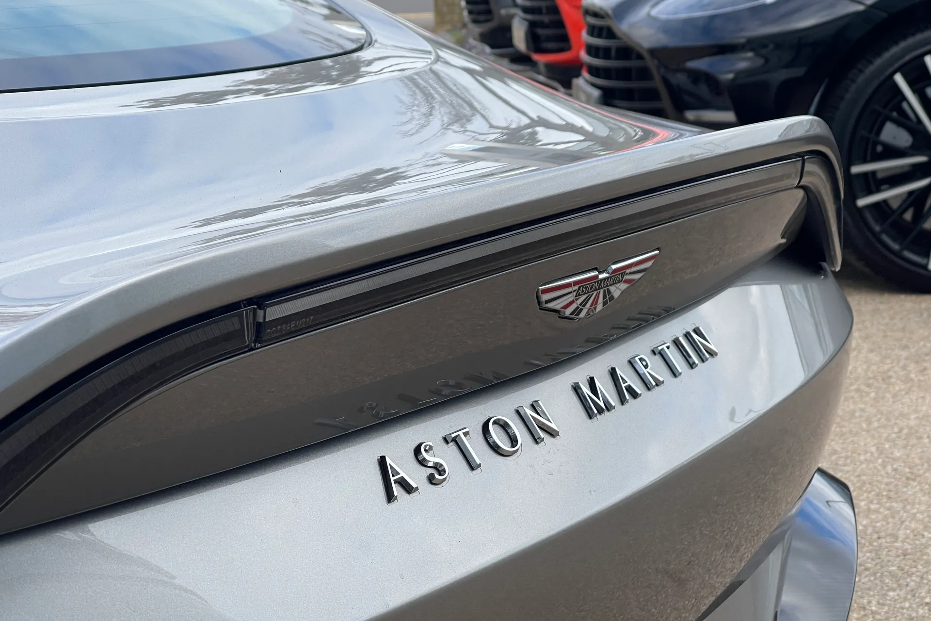 Aston Martin VANTAGE V12 AUTO thumbnail image number 8