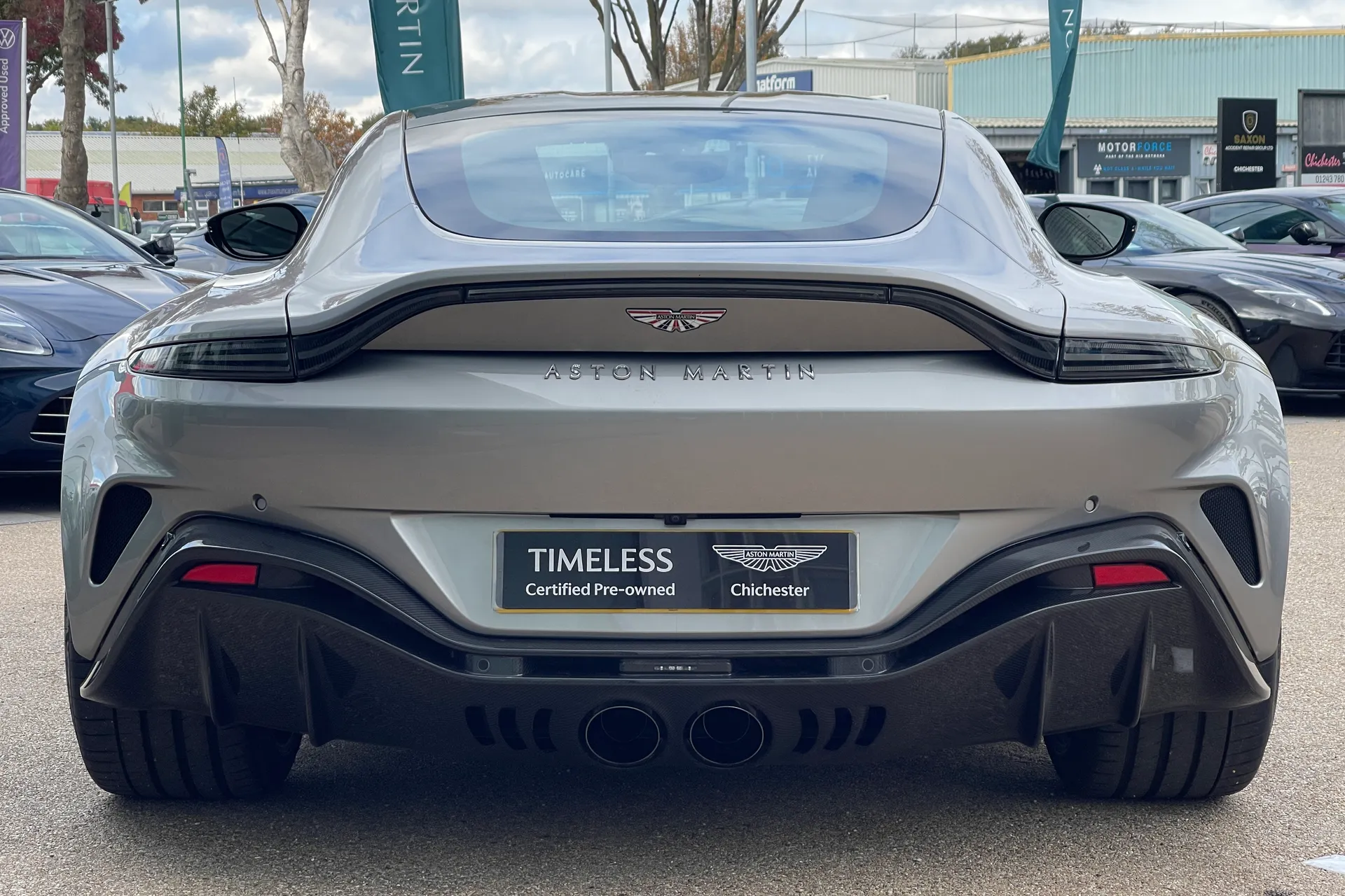 Aston Martin VANTAGE V12 AUTO thumbnail image number 19