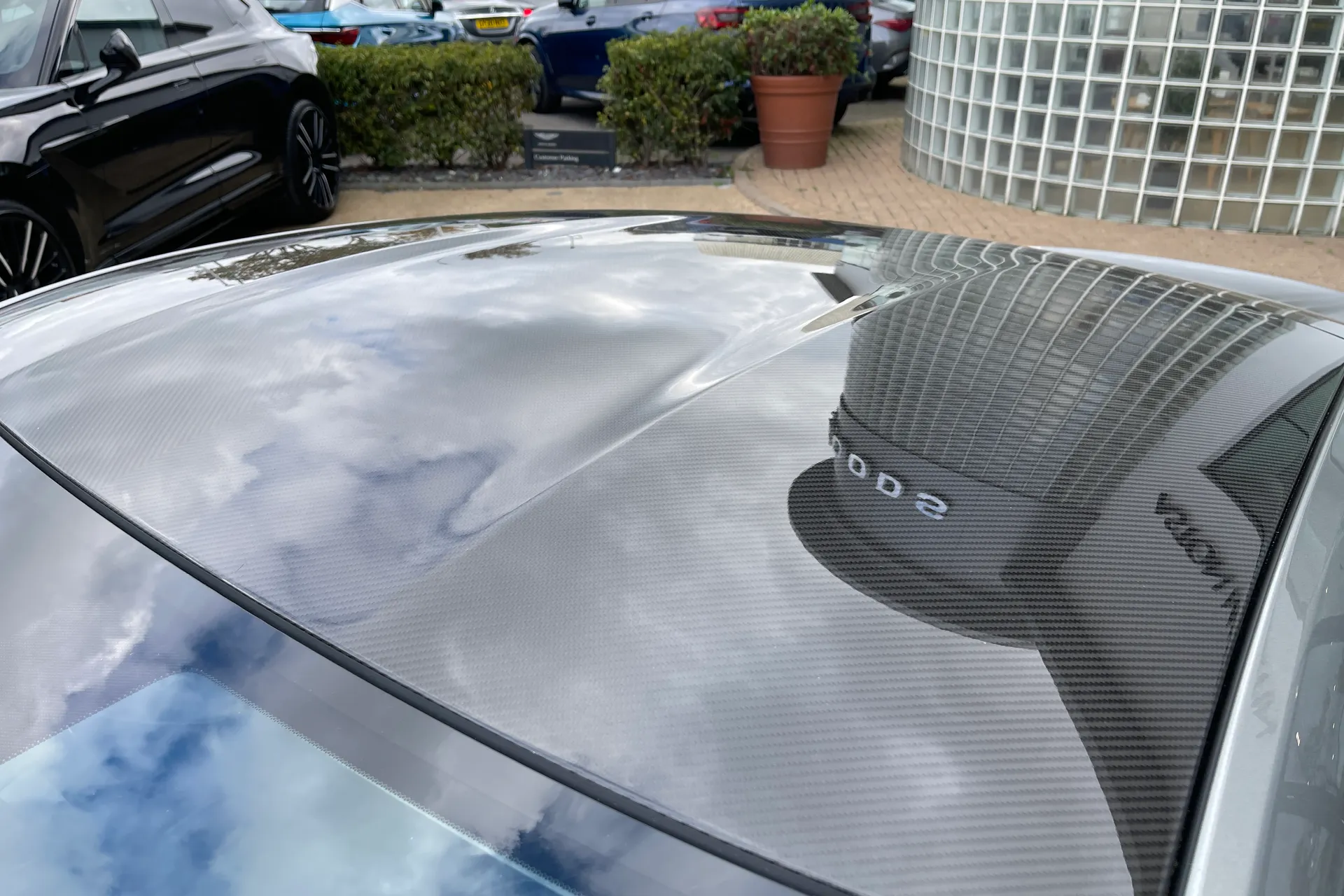 Aston Martin VANTAGE V12 AUTO thumbnail image number 26