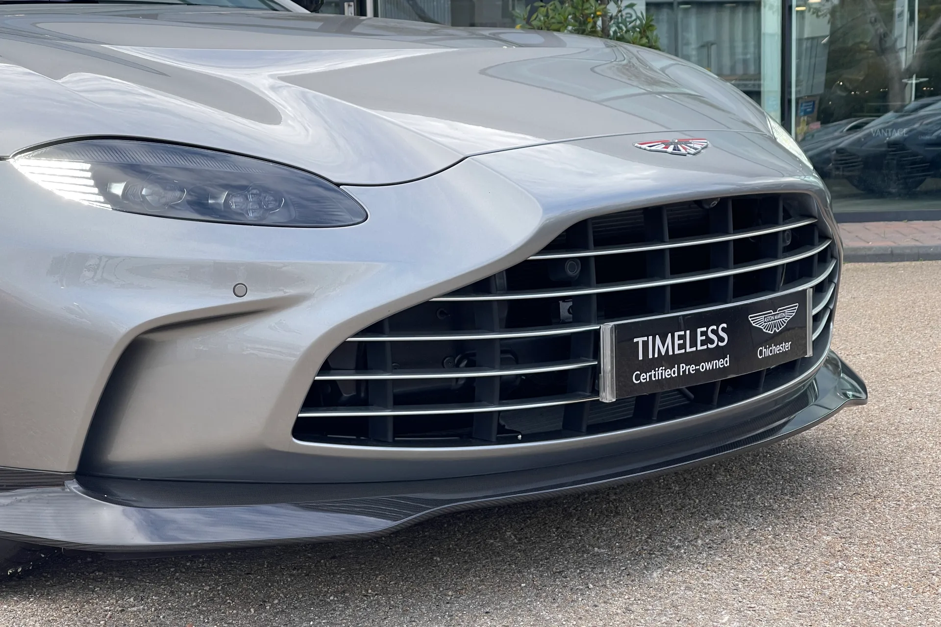 Aston Martin VANTAGE V12 AUTO thumbnail image number 23