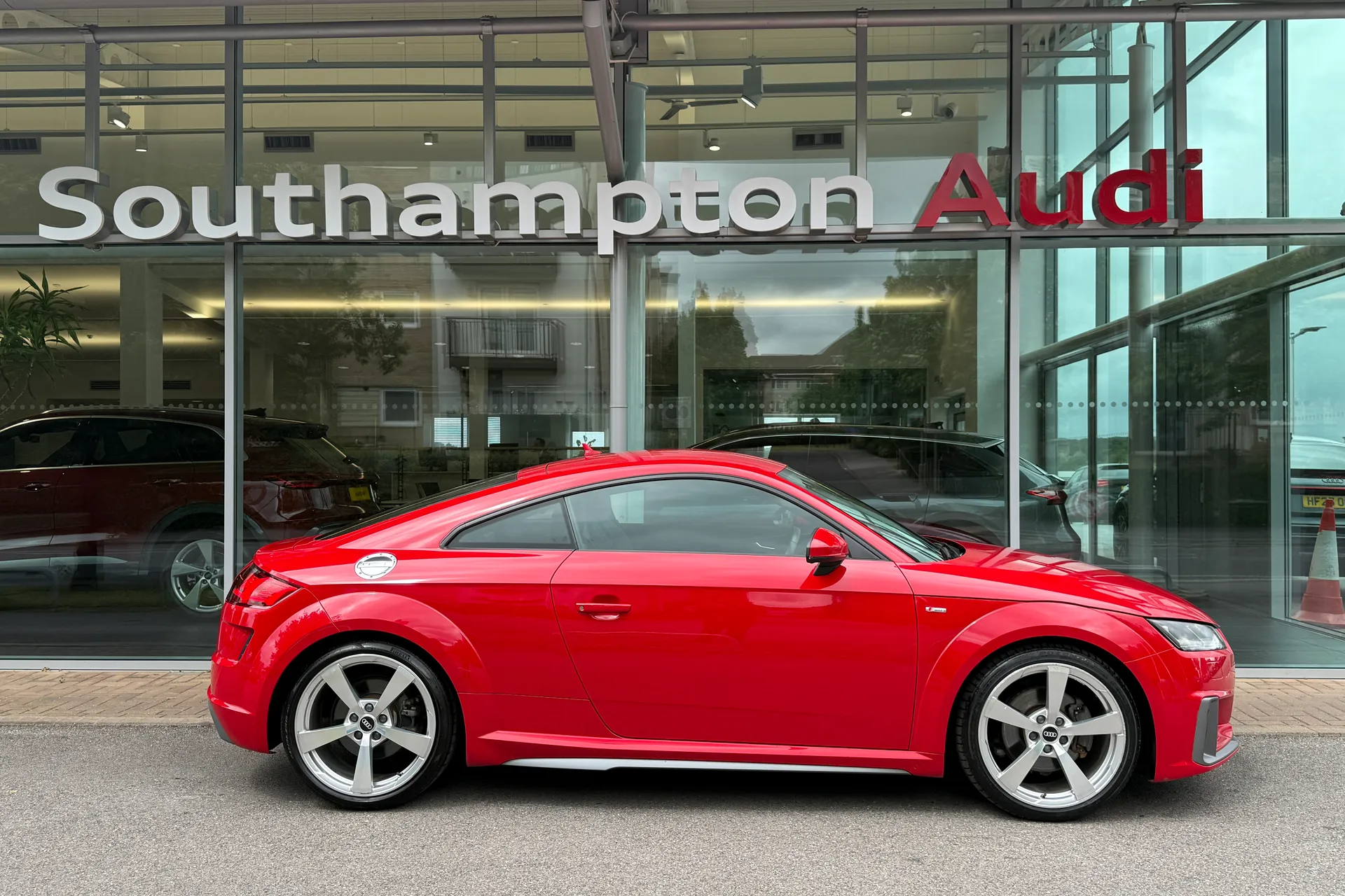 Audi TT thumbnail image number 2