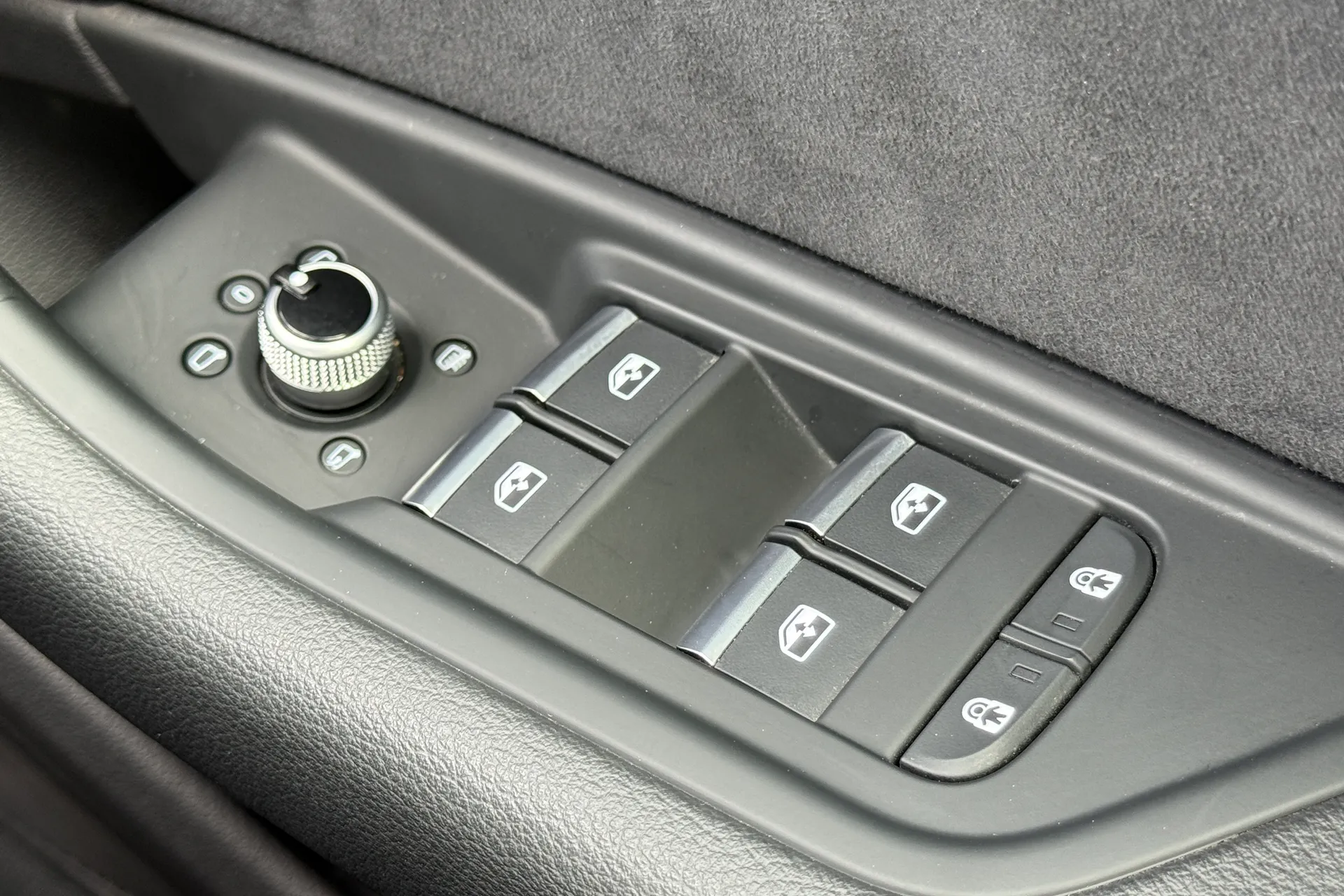 Audi A4 thumbnail image number 21