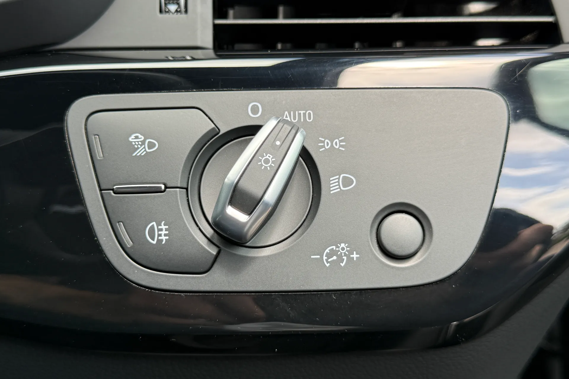 Audi A4 thumbnail image number 25