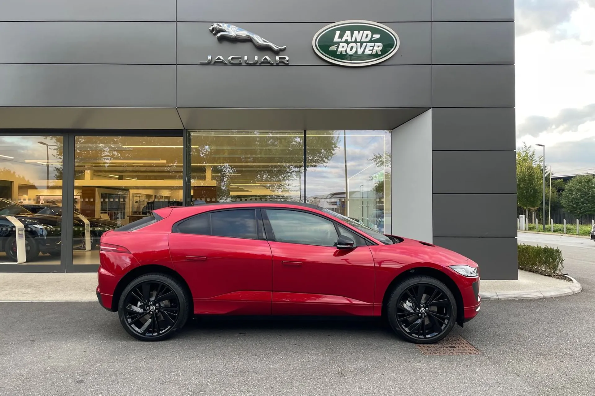 Jaguar I-PACE thumbnail image number 2