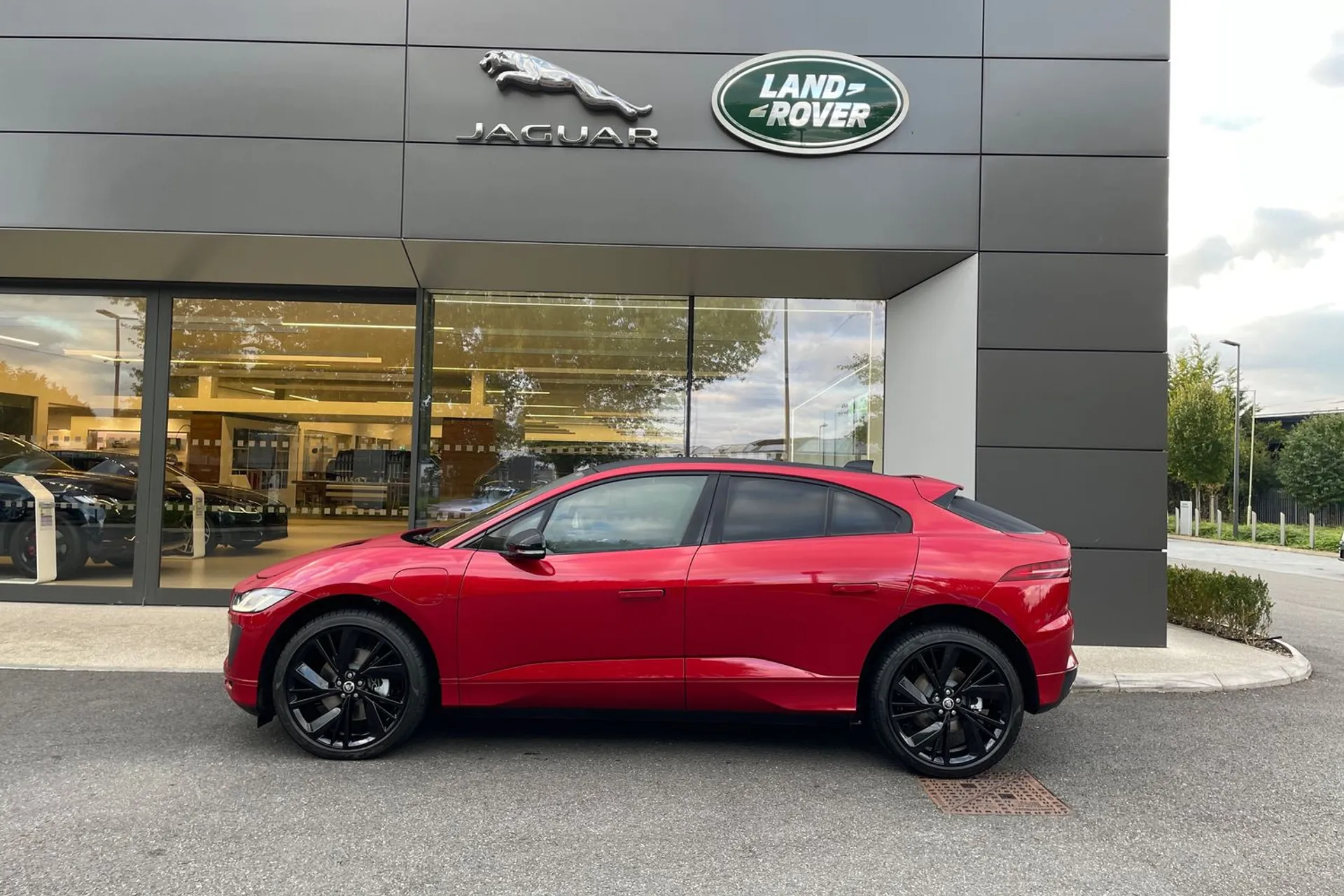 Jaguar I-PACE thumbnail image number 28