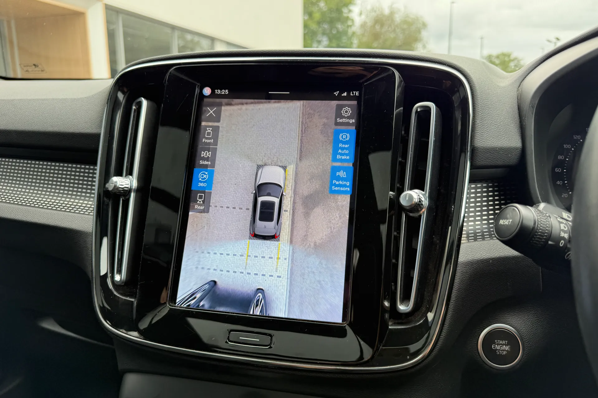 Volvo XC40 thumbnail image number 4