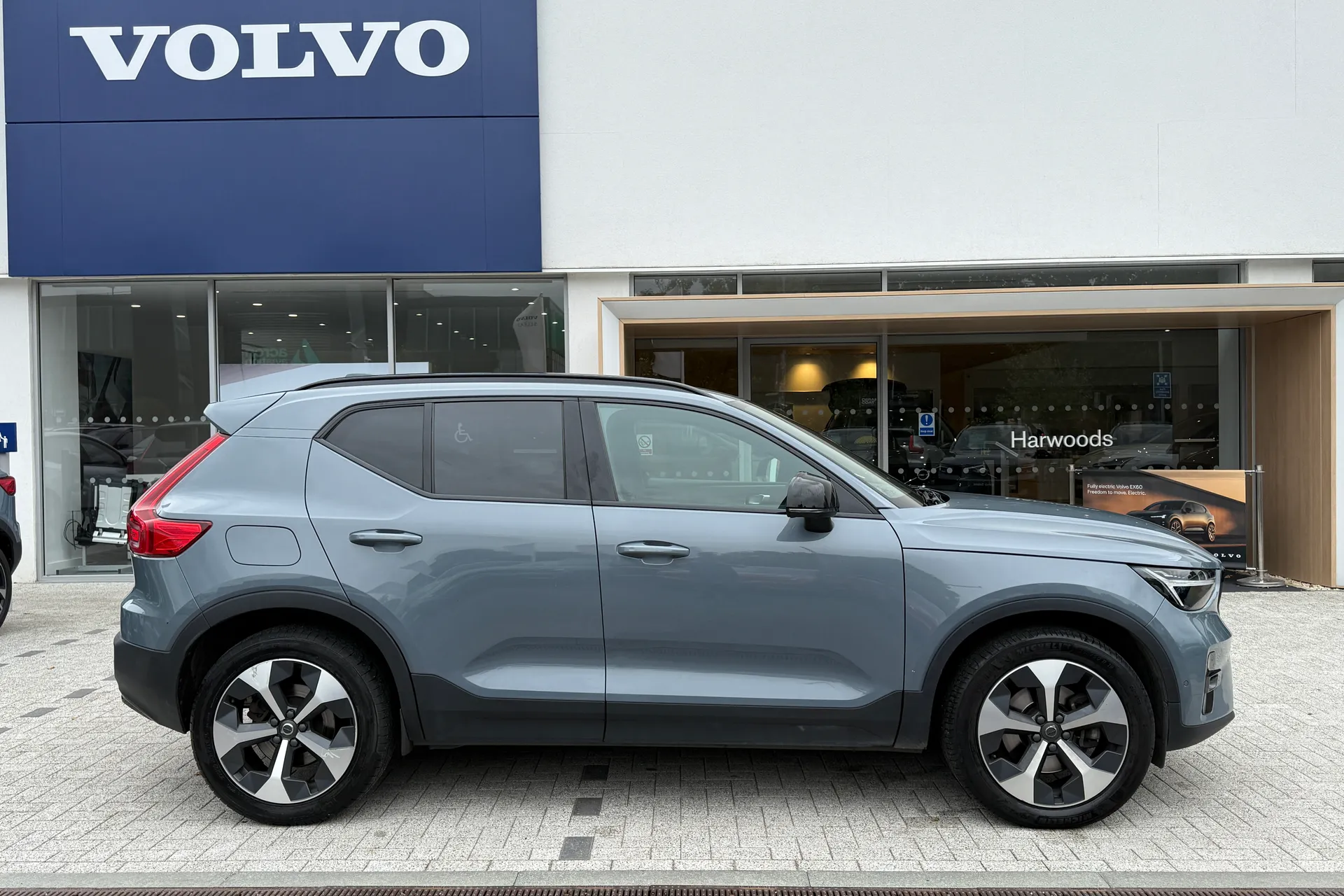 Volvo XC40 thumbnail image number 2