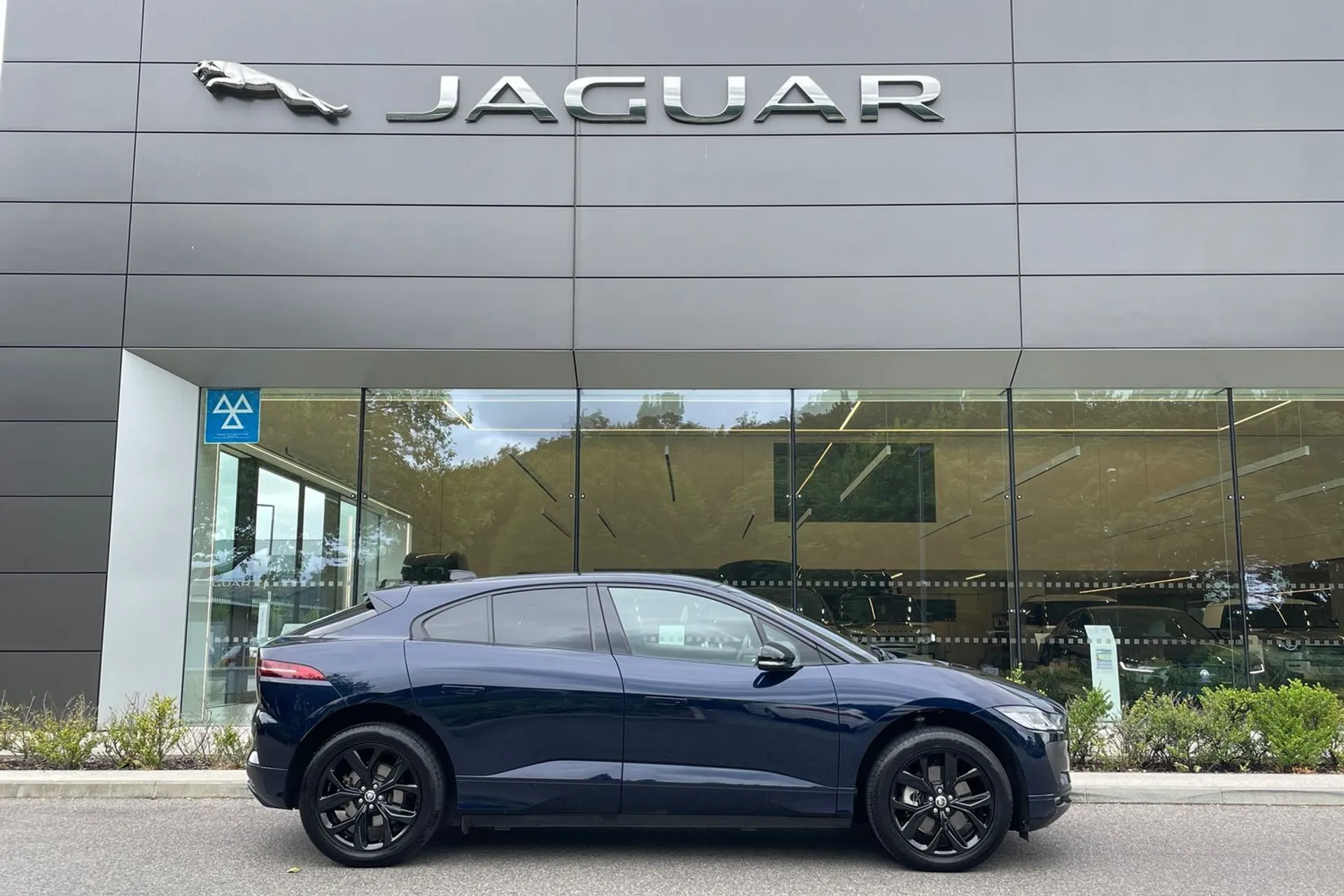 Jaguar I-PACE thumbnail image number 2