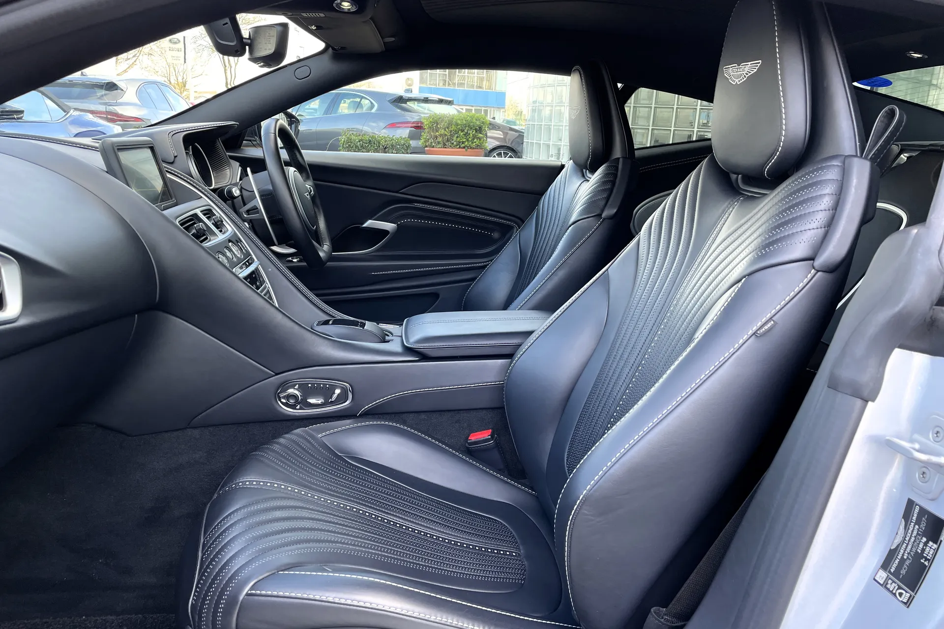 Aston Martin DB11 thumbnail image number 17