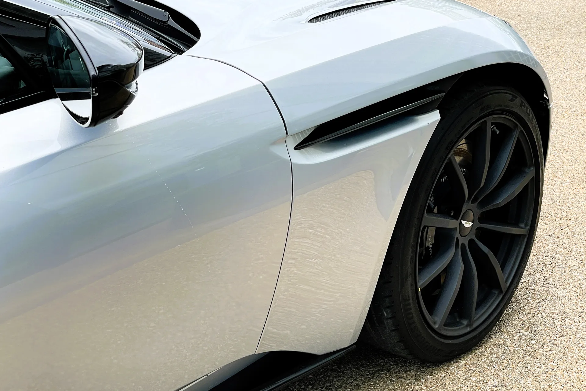 Aston Martin DB11 thumbnail image number 7
