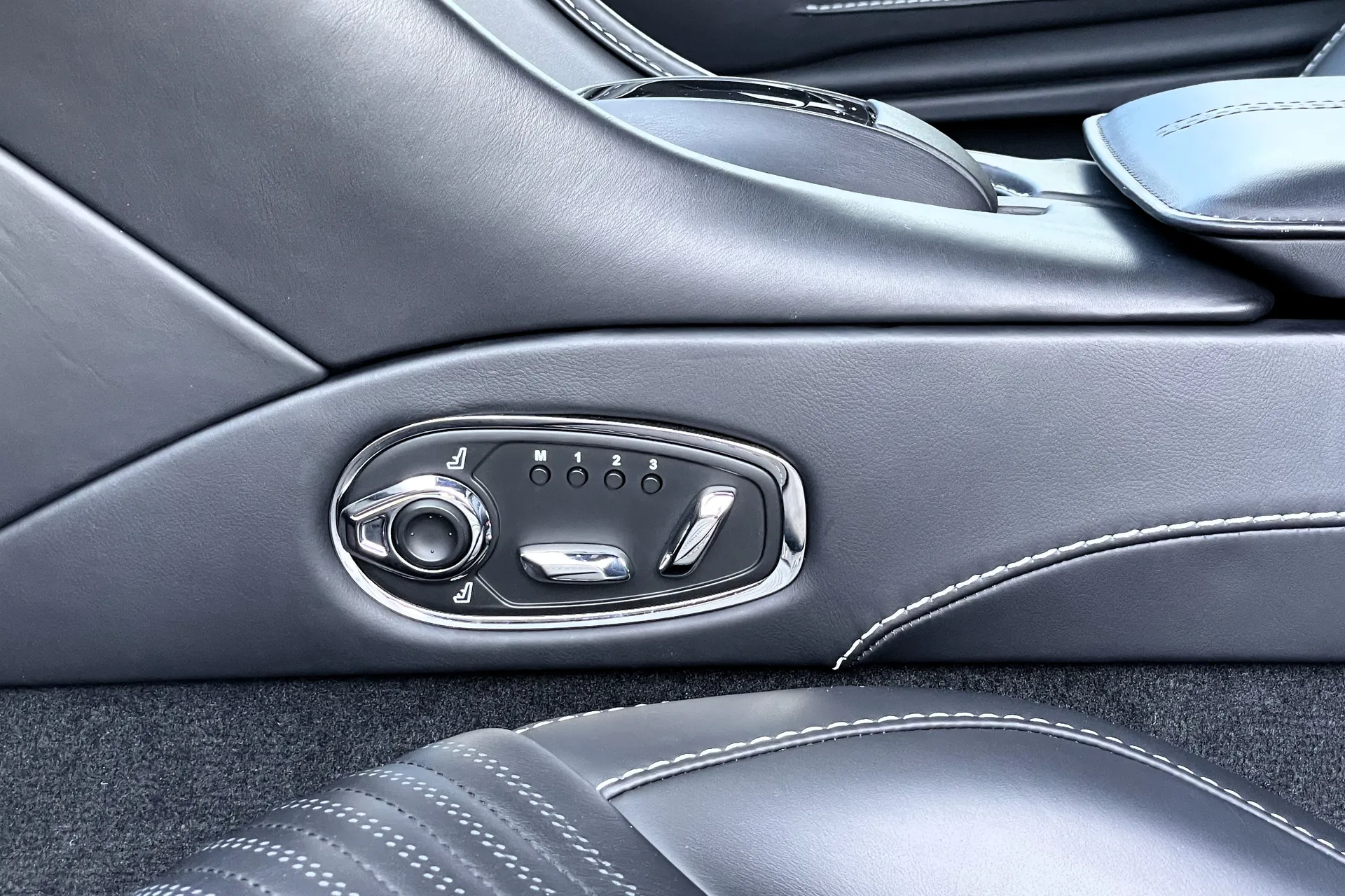 Aston Martin DB11 thumbnail image number 19