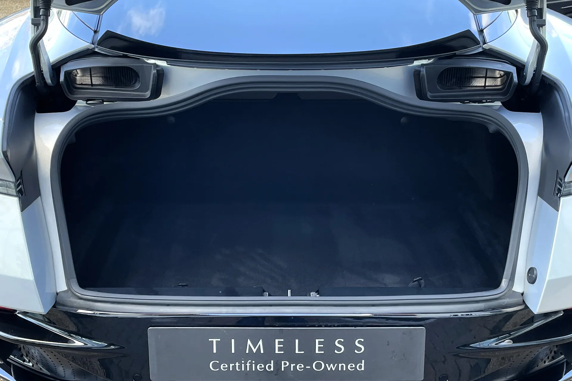 Aston Martin DB11 thumbnail image number 13