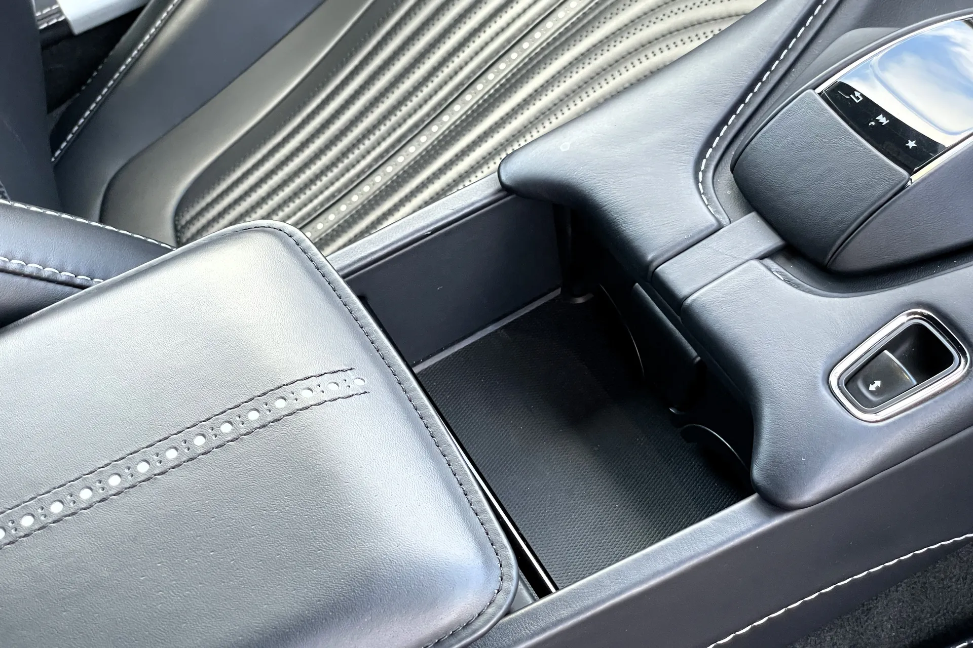 Aston Martin DB11 thumbnail image number 53