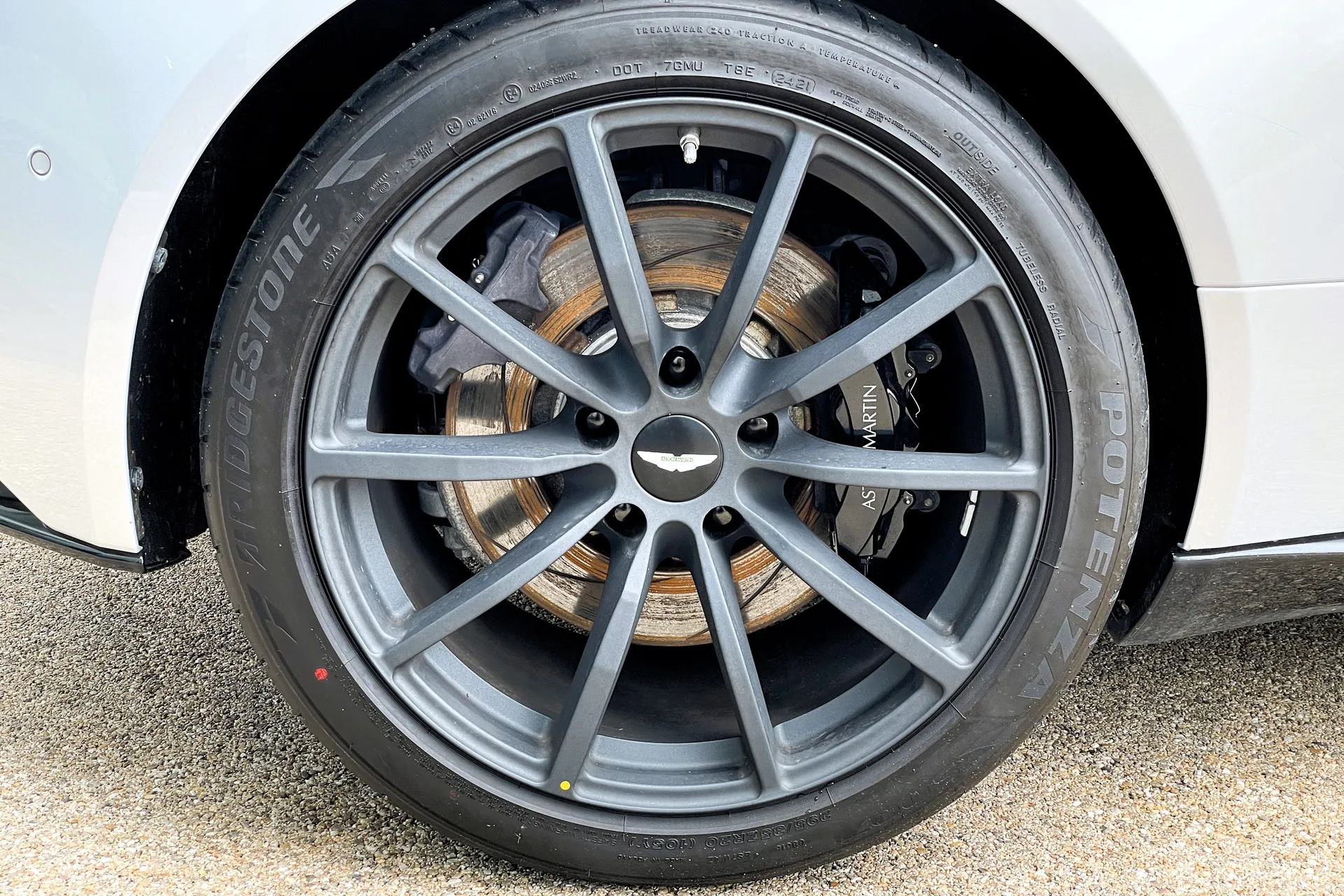 Aston Martin DB11 thumbnail image number 5