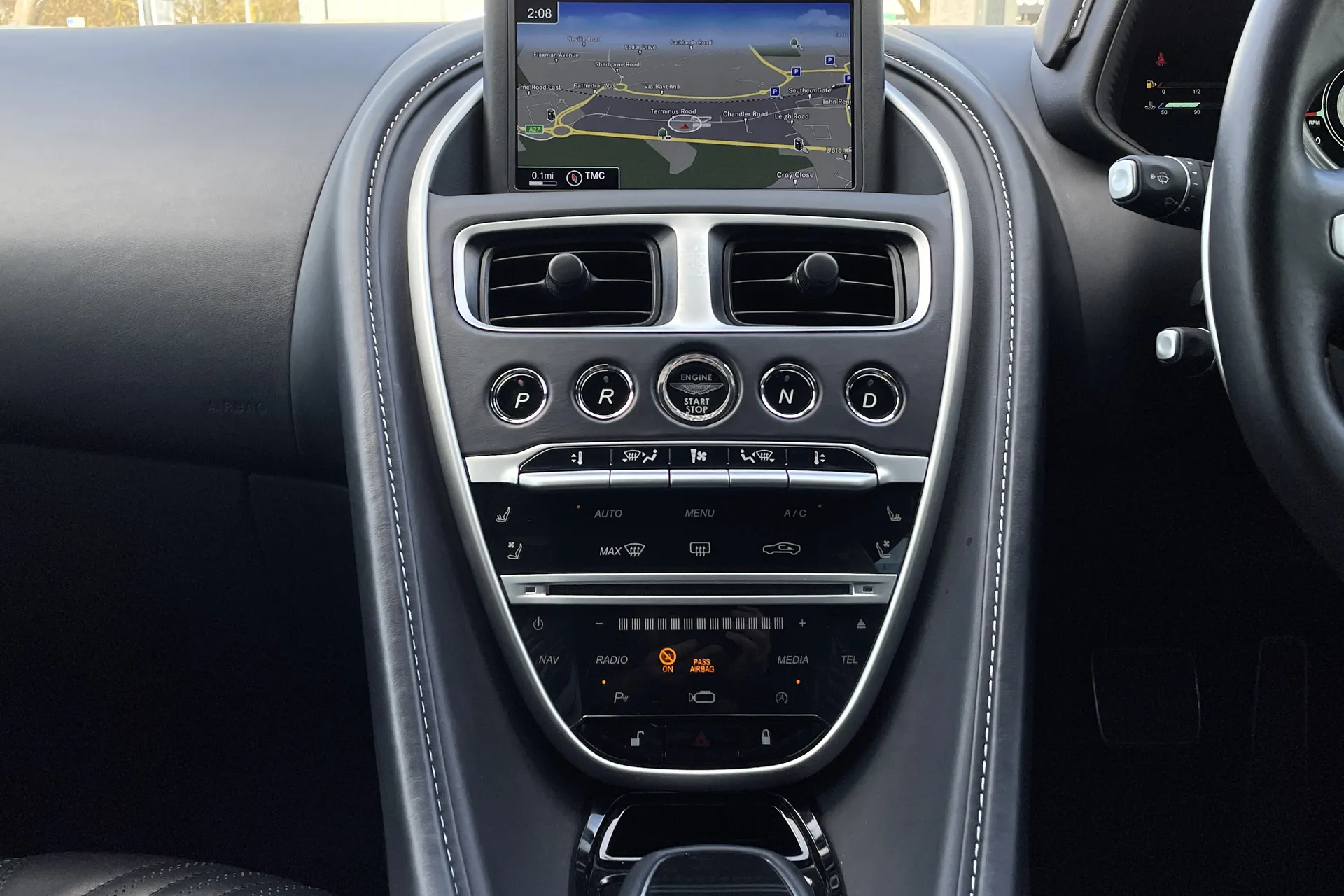 Aston Martin DB11 thumbnail image number 28