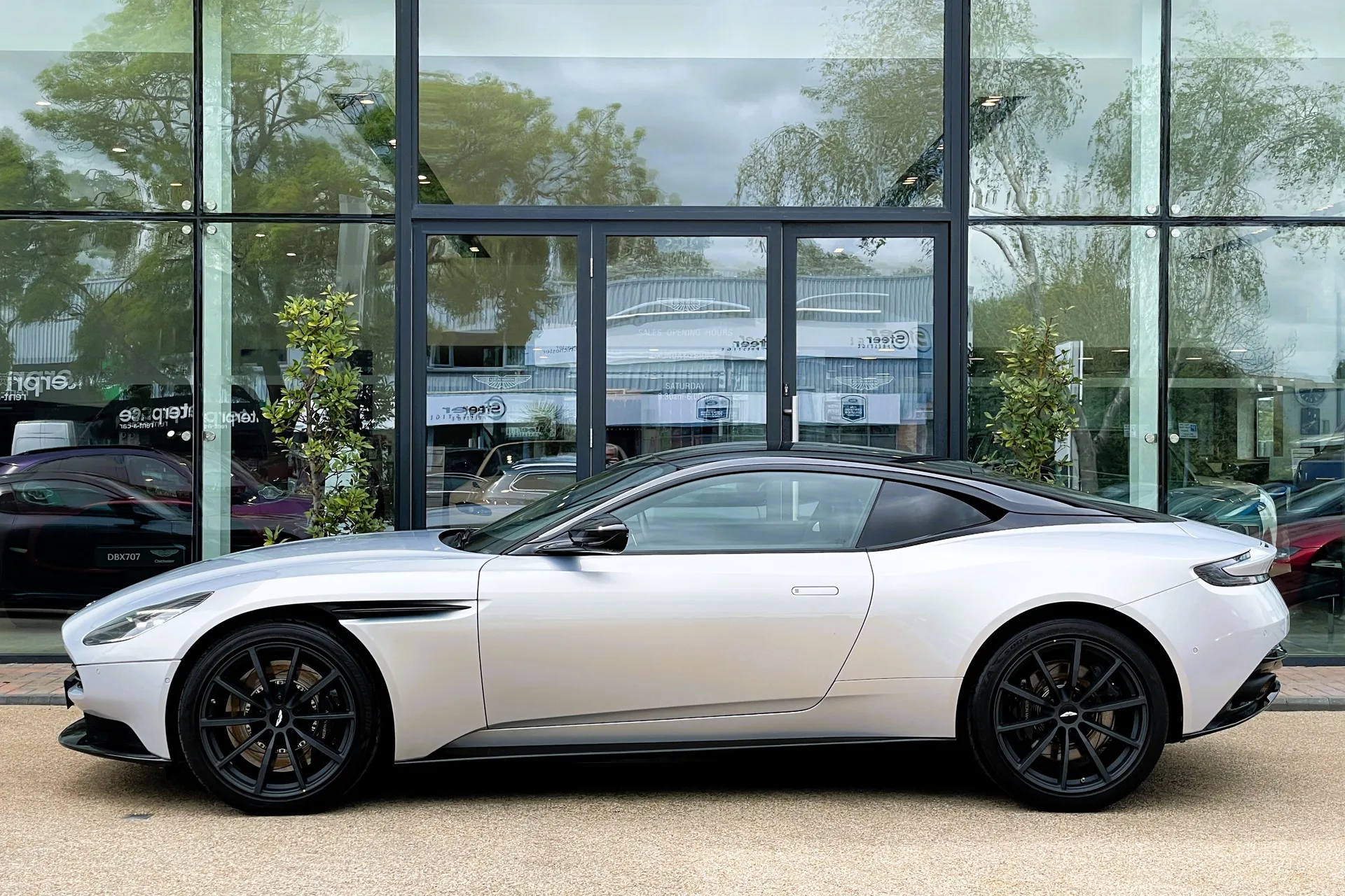 Aston Martin DB11 thumbnail image number 61