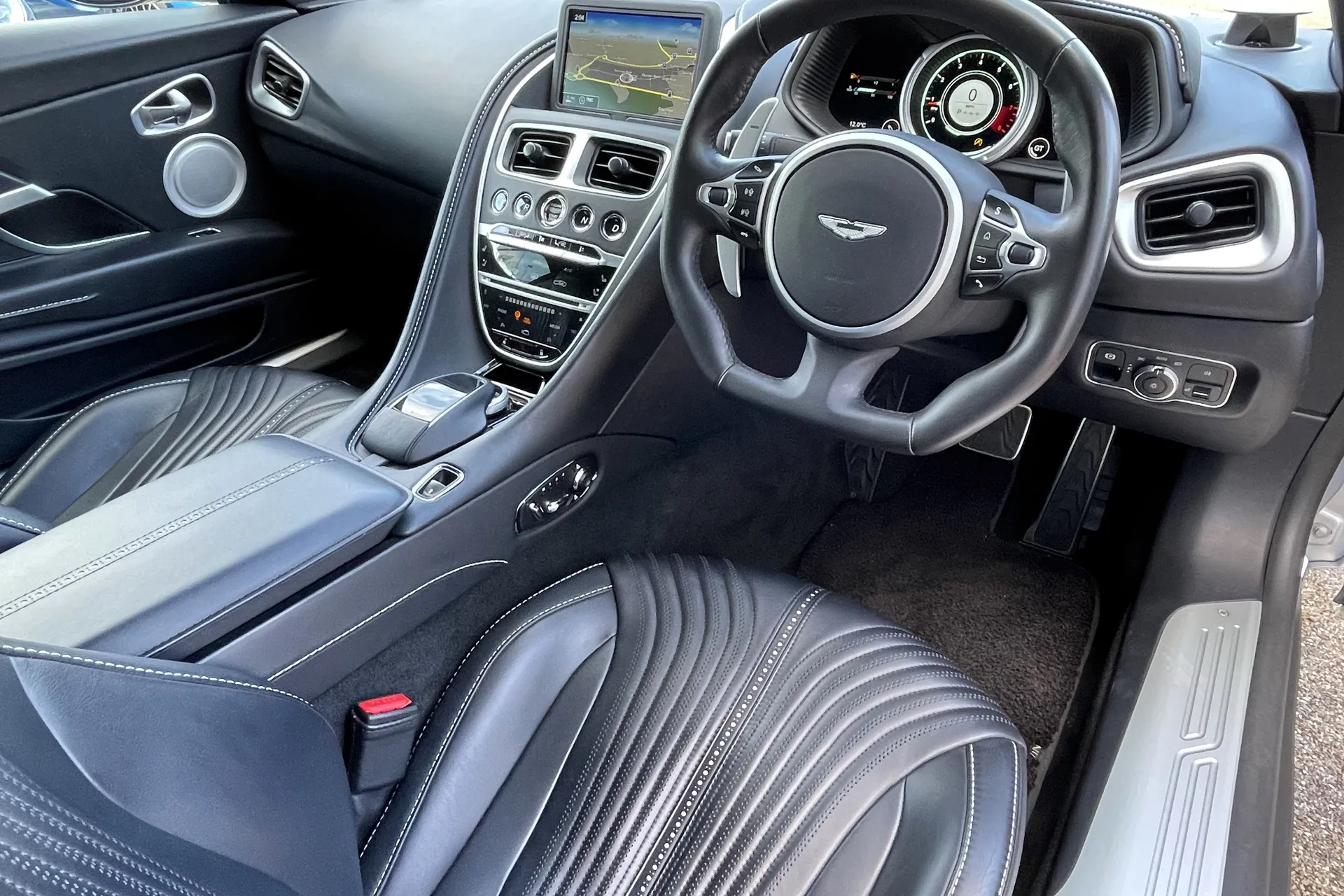 Aston Martin DB11 thumbnail image number 4