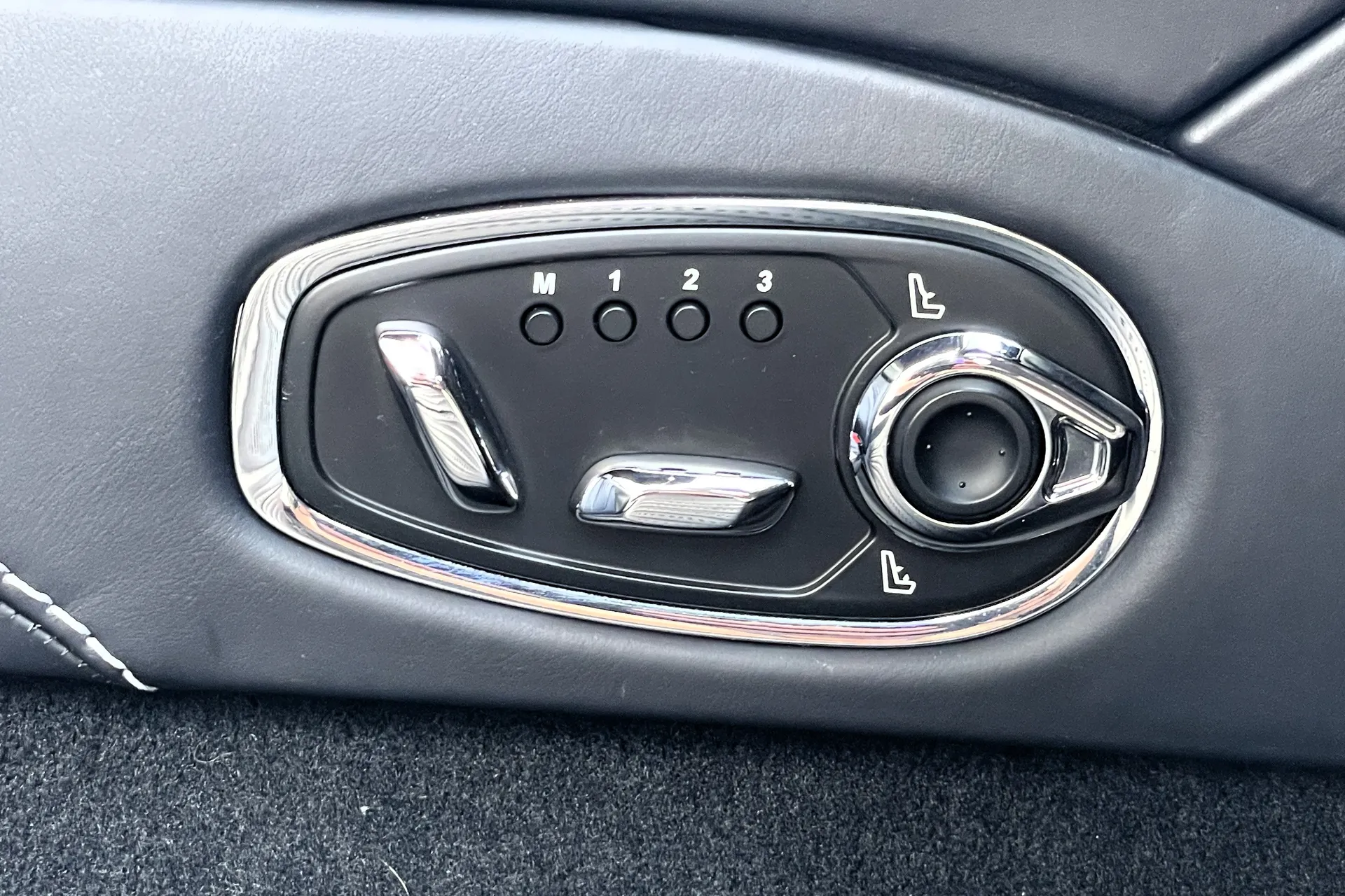 Aston Martin DB11 thumbnail image number 50