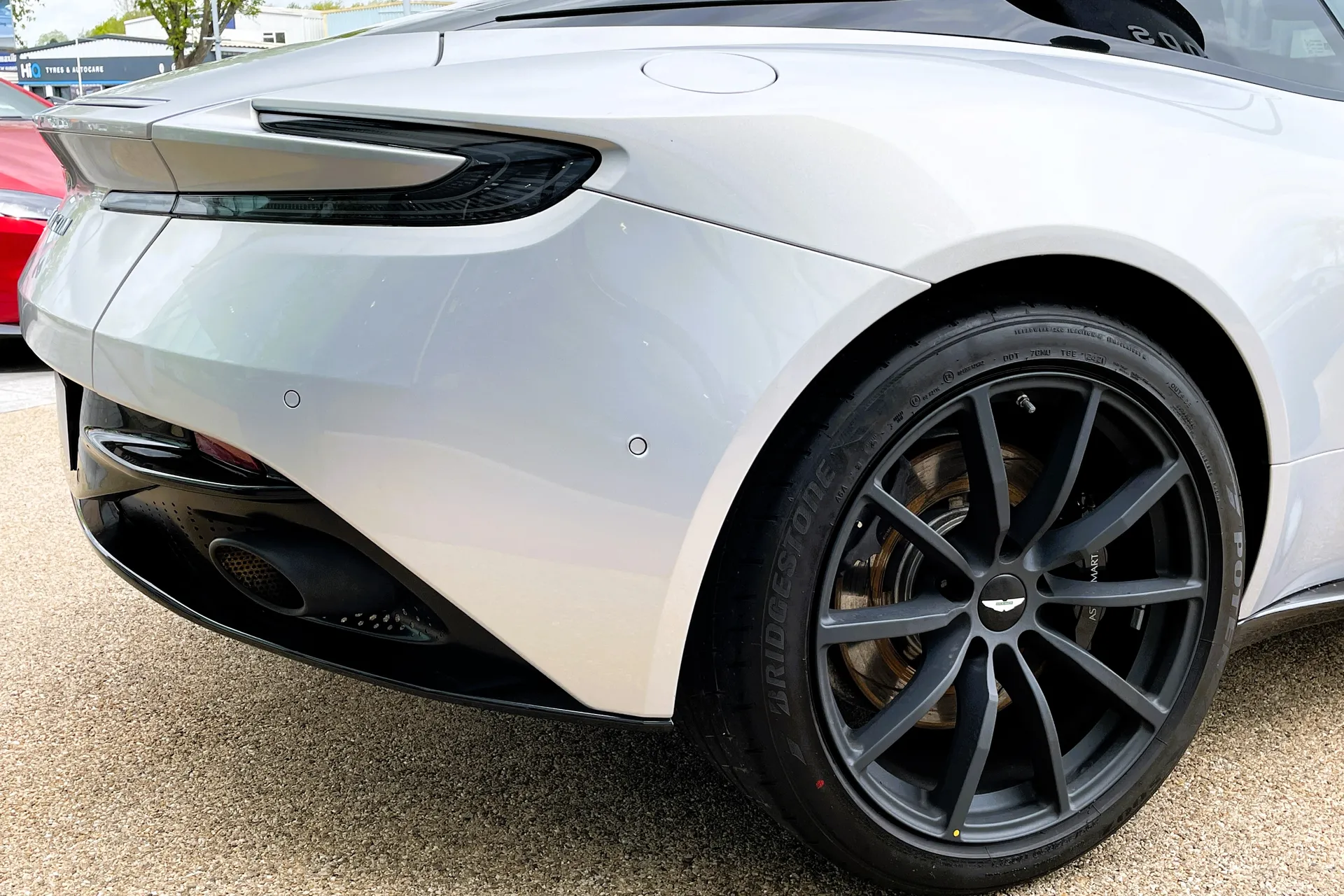 Aston Martin DB11 thumbnail image number 10