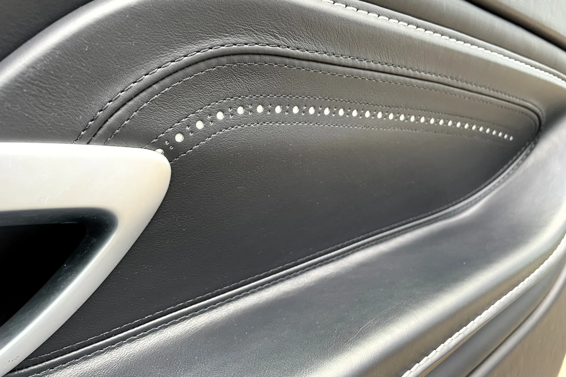 Aston Martin DB11 thumbnail image number 47