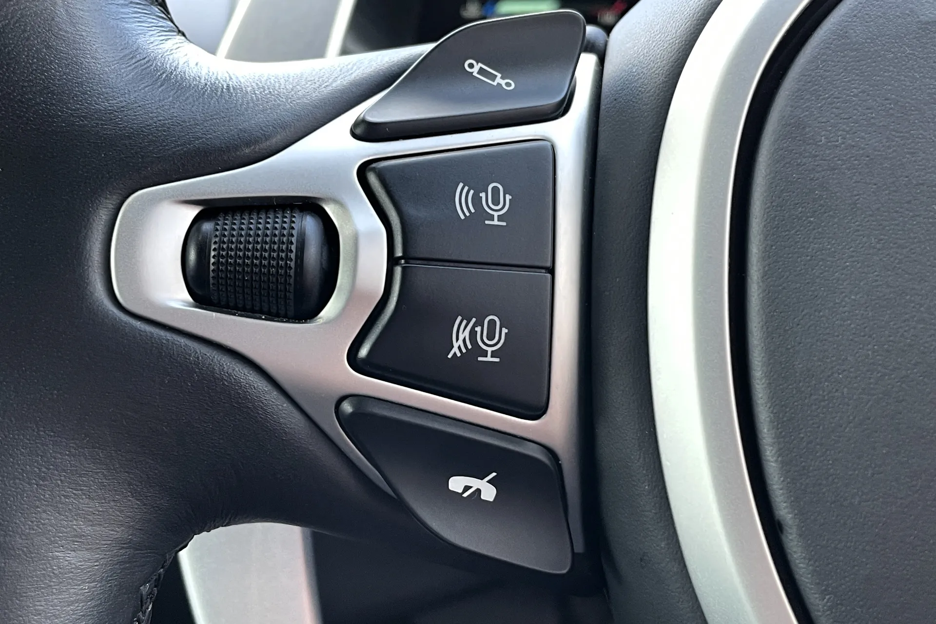 Aston Martin DB11 thumbnail image number 37