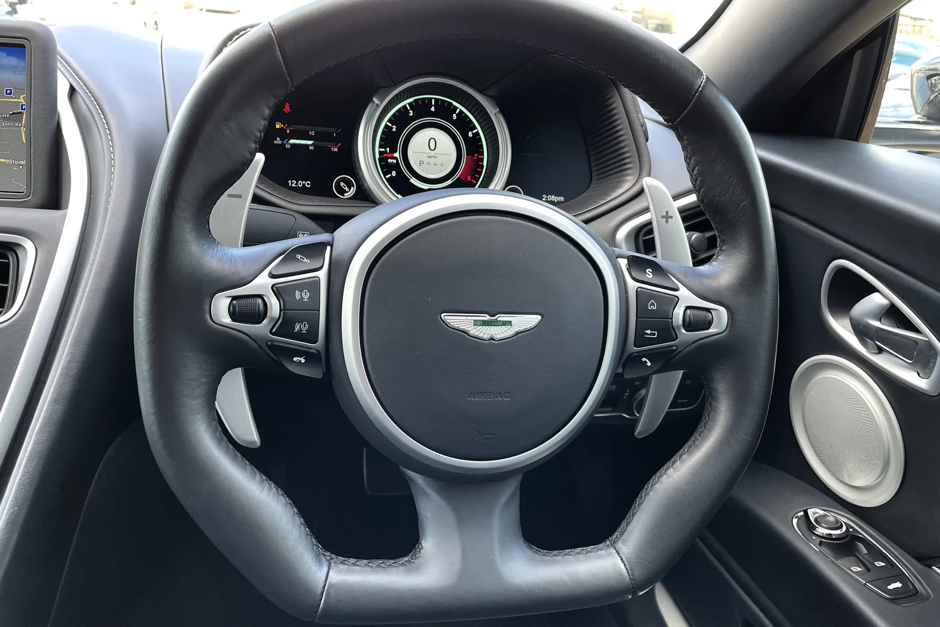 Aston Martin DB11 thumbnail image number 32