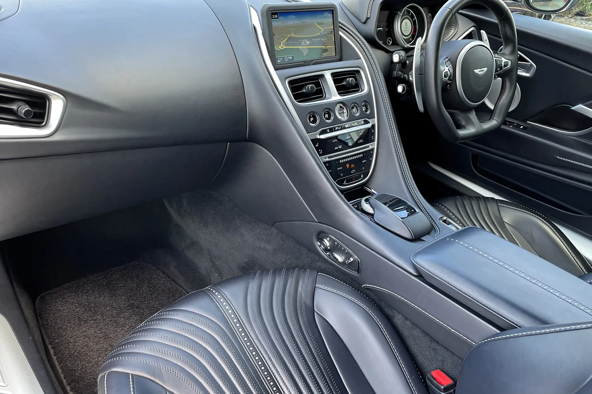 Aston Martin DB11 thumbnail image number 22