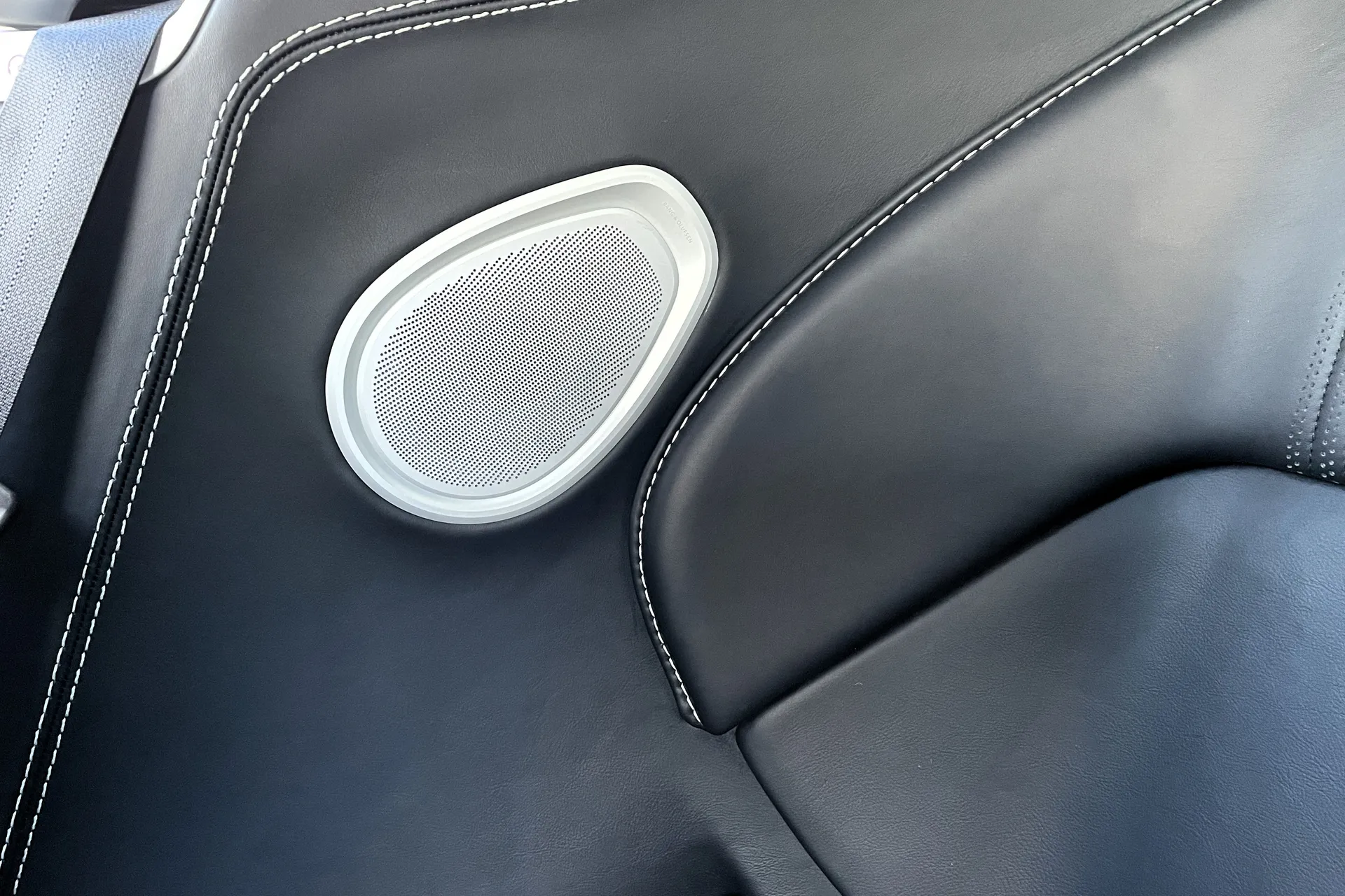 Aston Martin DB11 thumbnail image number 24