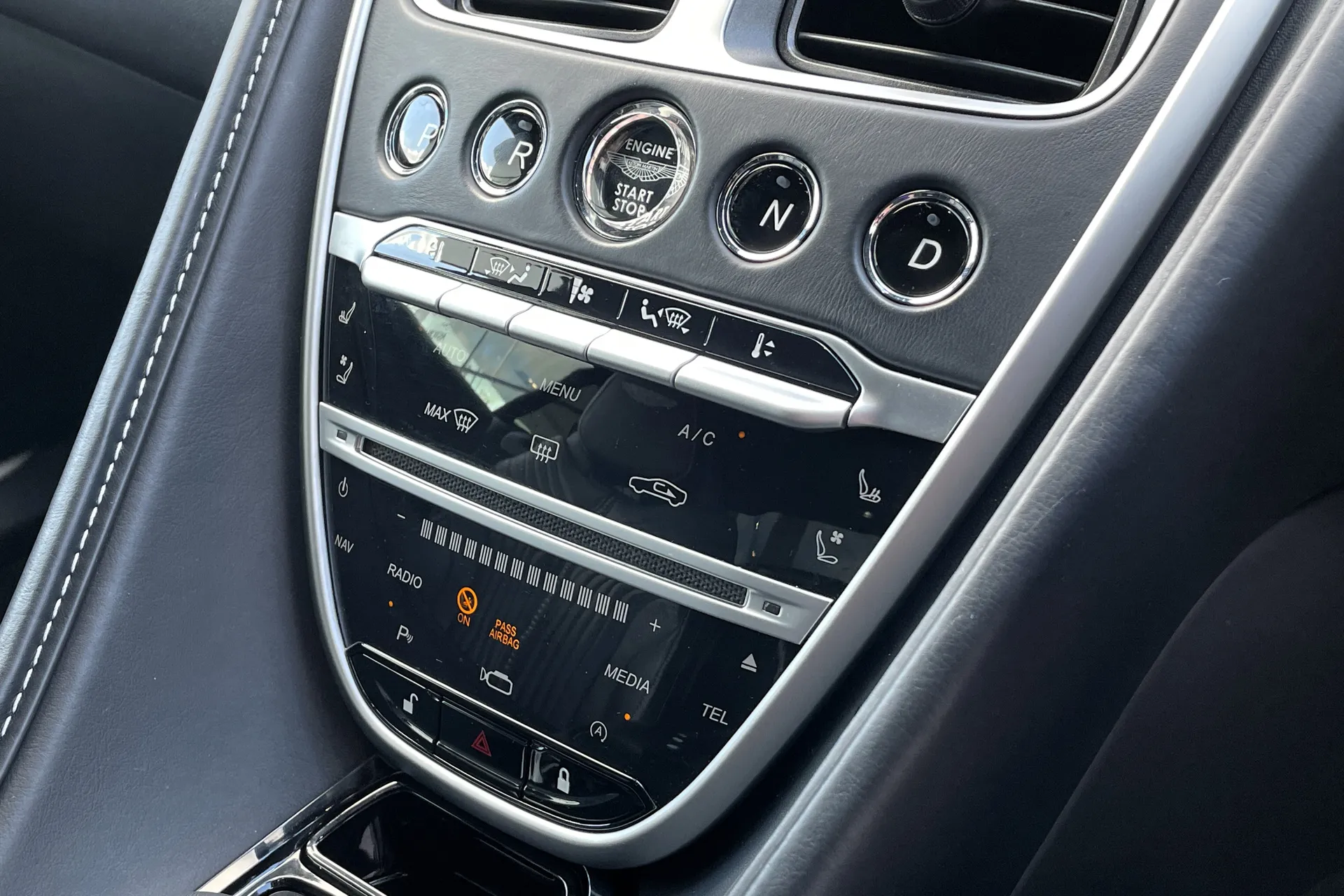 Aston Martin DB11 thumbnail image number 36