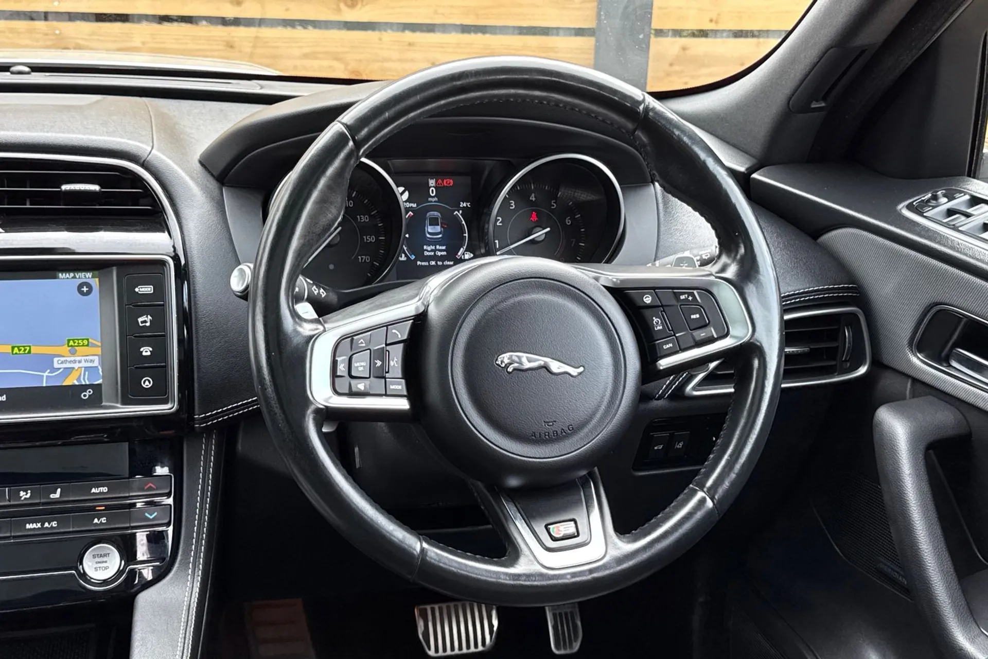 Jaguar F-Pace thumbnail image number 36