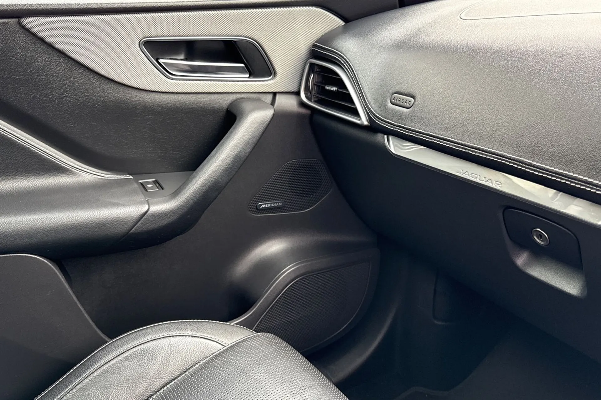 Jaguar F-Pace thumbnail image number 52