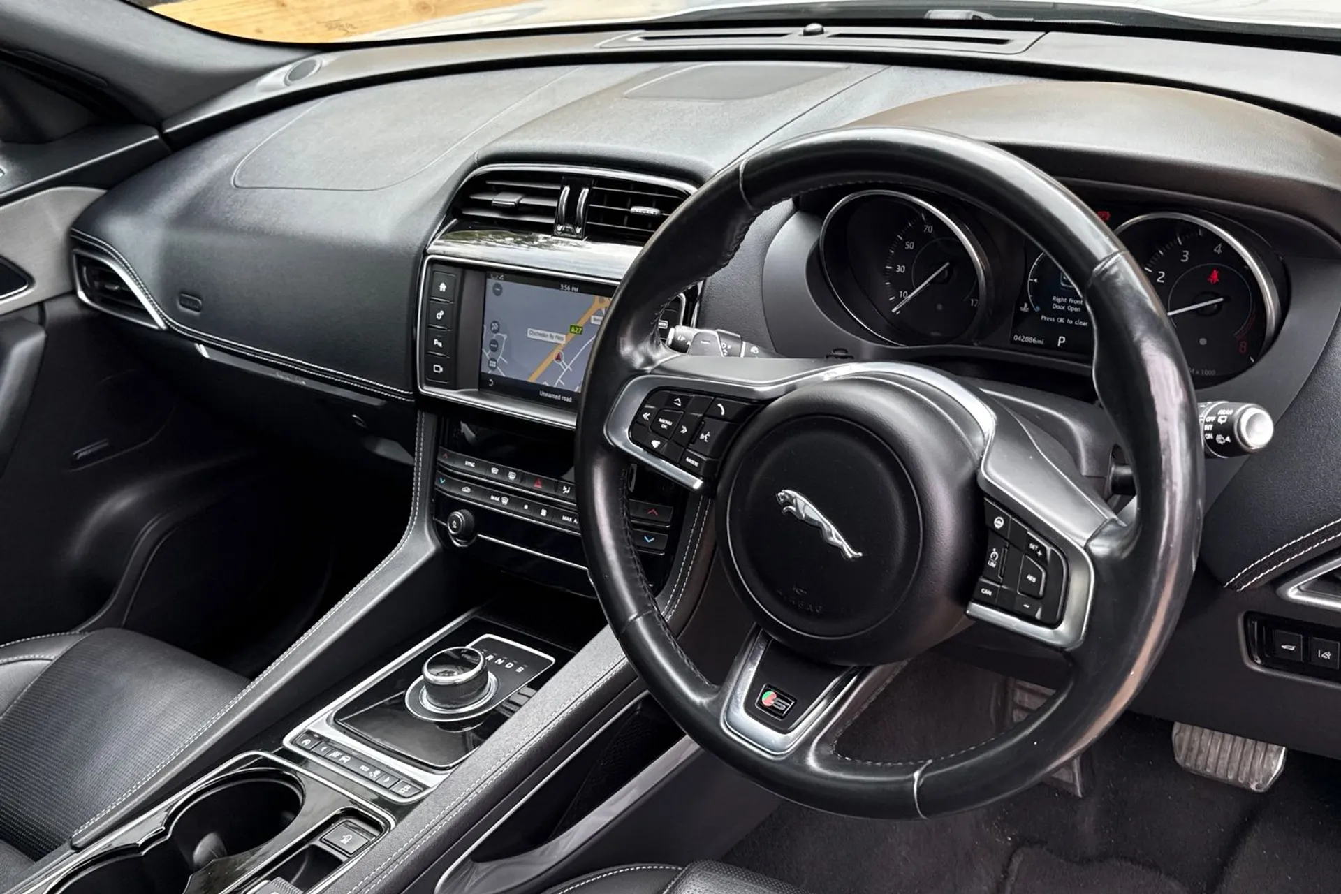 Jaguar F-Pace thumbnail image number 29