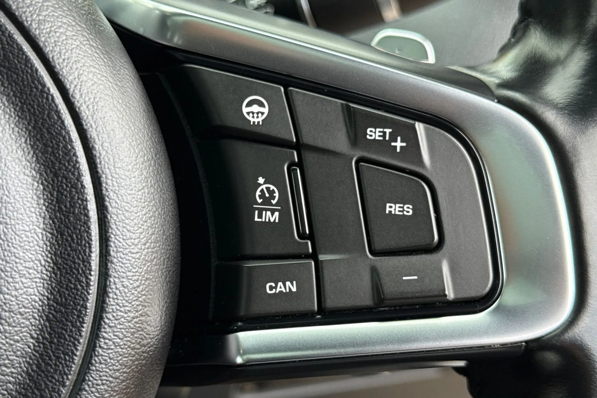 Jaguar F-Pace thumbnail image number 39