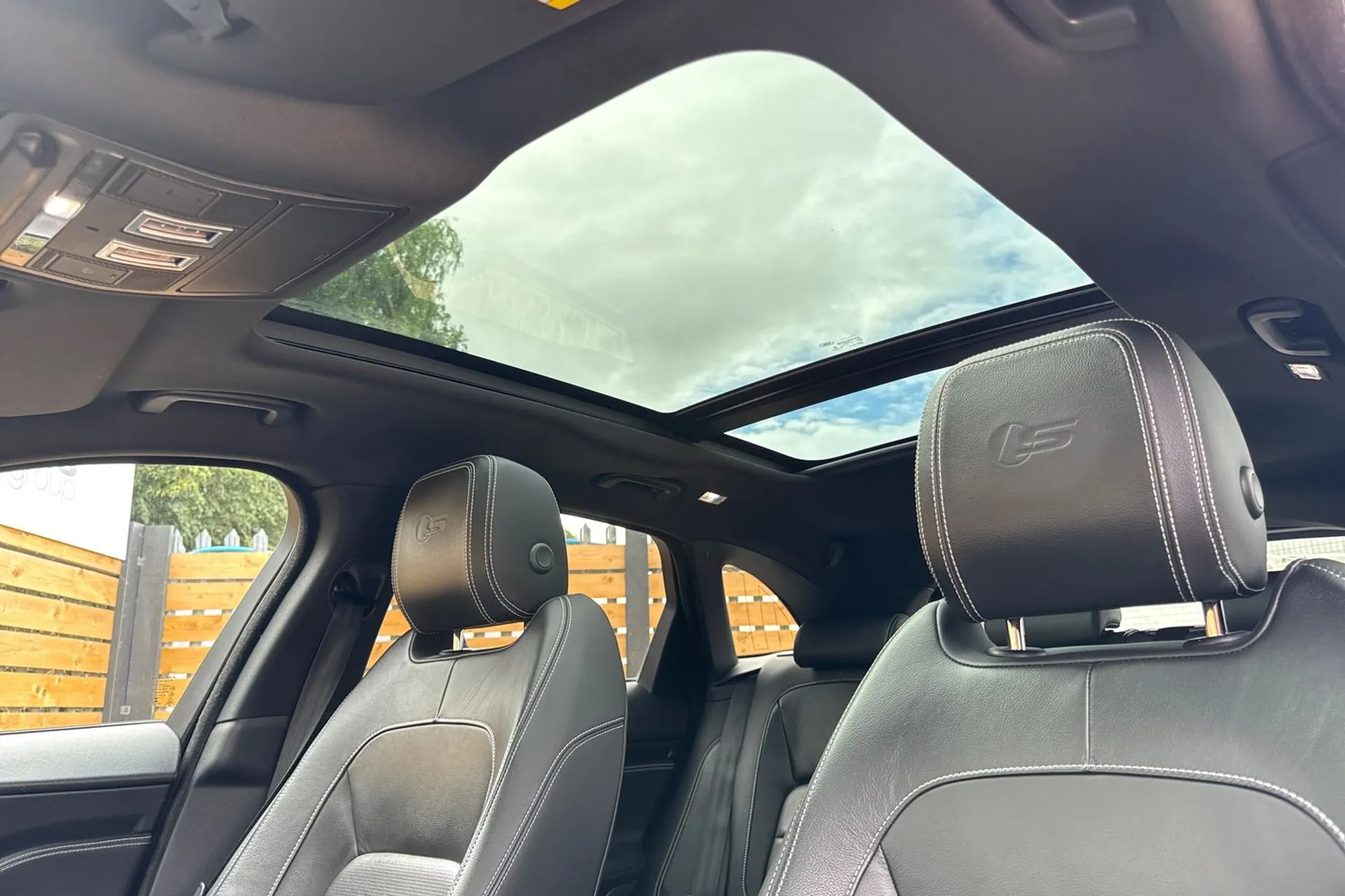 Jaguar F-Pace thumbnail image number 4
